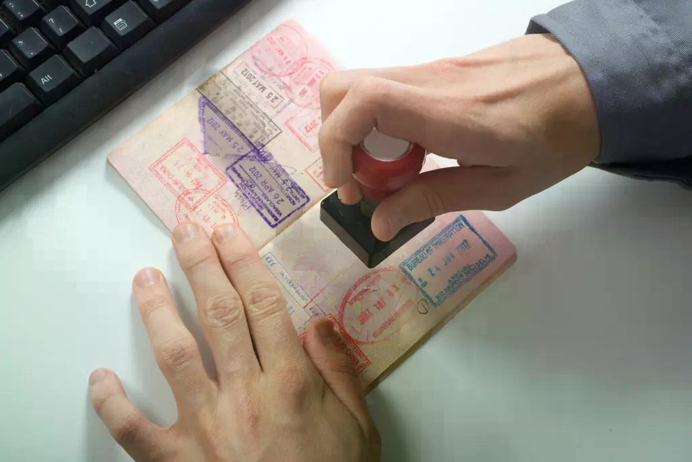 Hộ chiếu có những lỗi này, hành khách có thể bị từ chối lên máy bay: Kiểm tra ngay để không mất tiền oan- Ảnh 4. Hộ chiếu có những lỗi này, hành khách có thể bị từ chối lên máy bay: Kiểm tra ngay để không mất tiền oan- Ảnh 4.