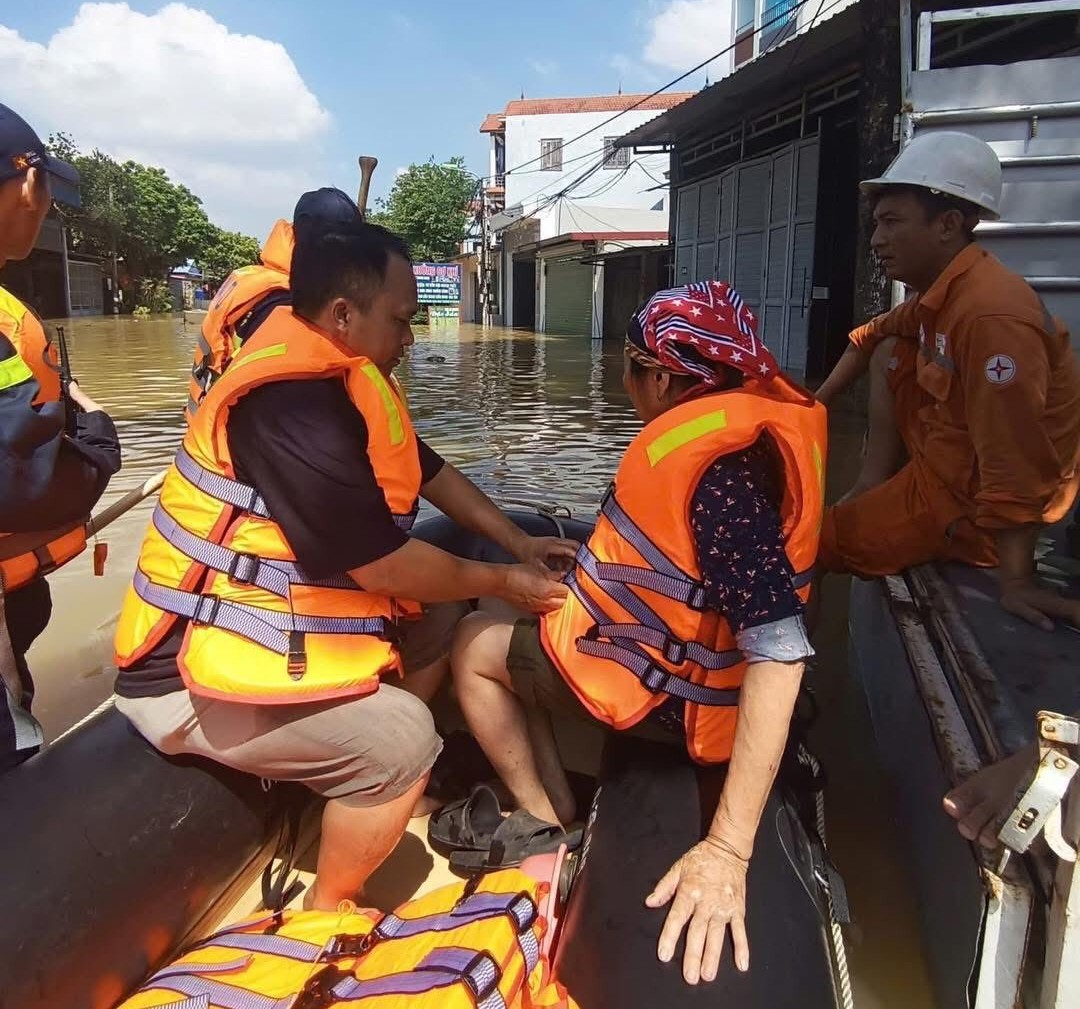 Lũ sông Cầu vượt báo động 3, khẩn cấp di dân - Ảnh 1.