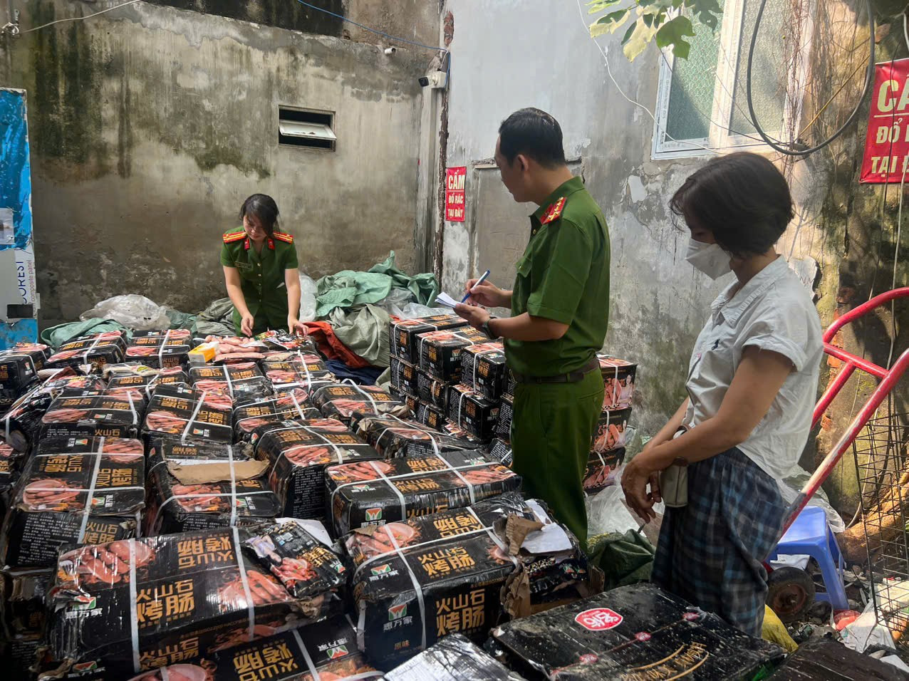 Phát hiện gần 1,7 tấn xúc xích không rõ nguồn gốc chuẩn bị tuồn ra quán ăn vỉa hè ở Hà Nội