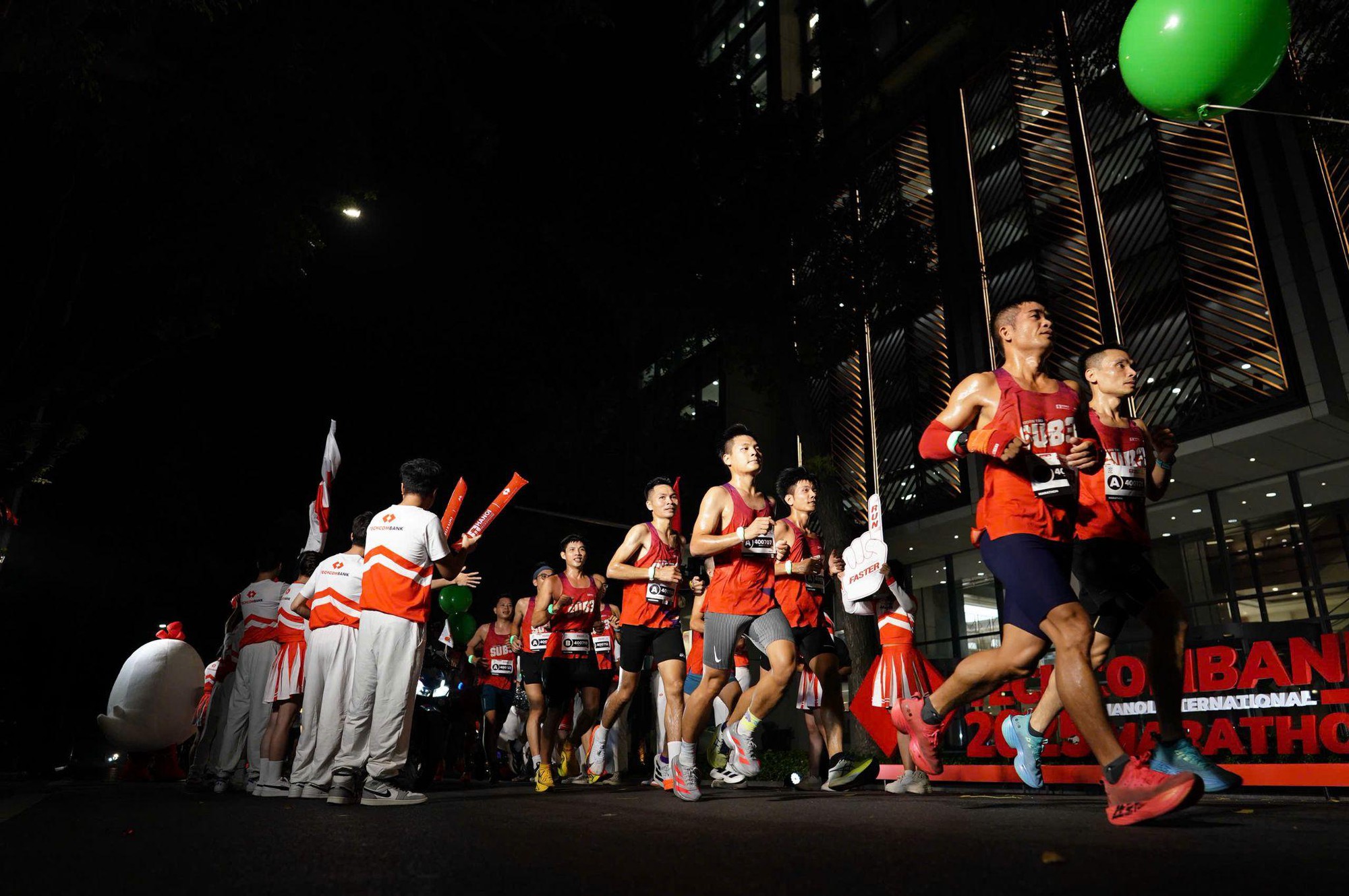 Vận động viên Việt Nam tỏa sáng tại Giải Marathon Quốc tế Hà Nội Techcombank mùa thứ 4- Ảnh 3. Vận động viên Việt Nam tỏa sáng tại Giải Marathon Quốc tế Hà Nội Techcombank mùa thứ 4- Ảnh 3.