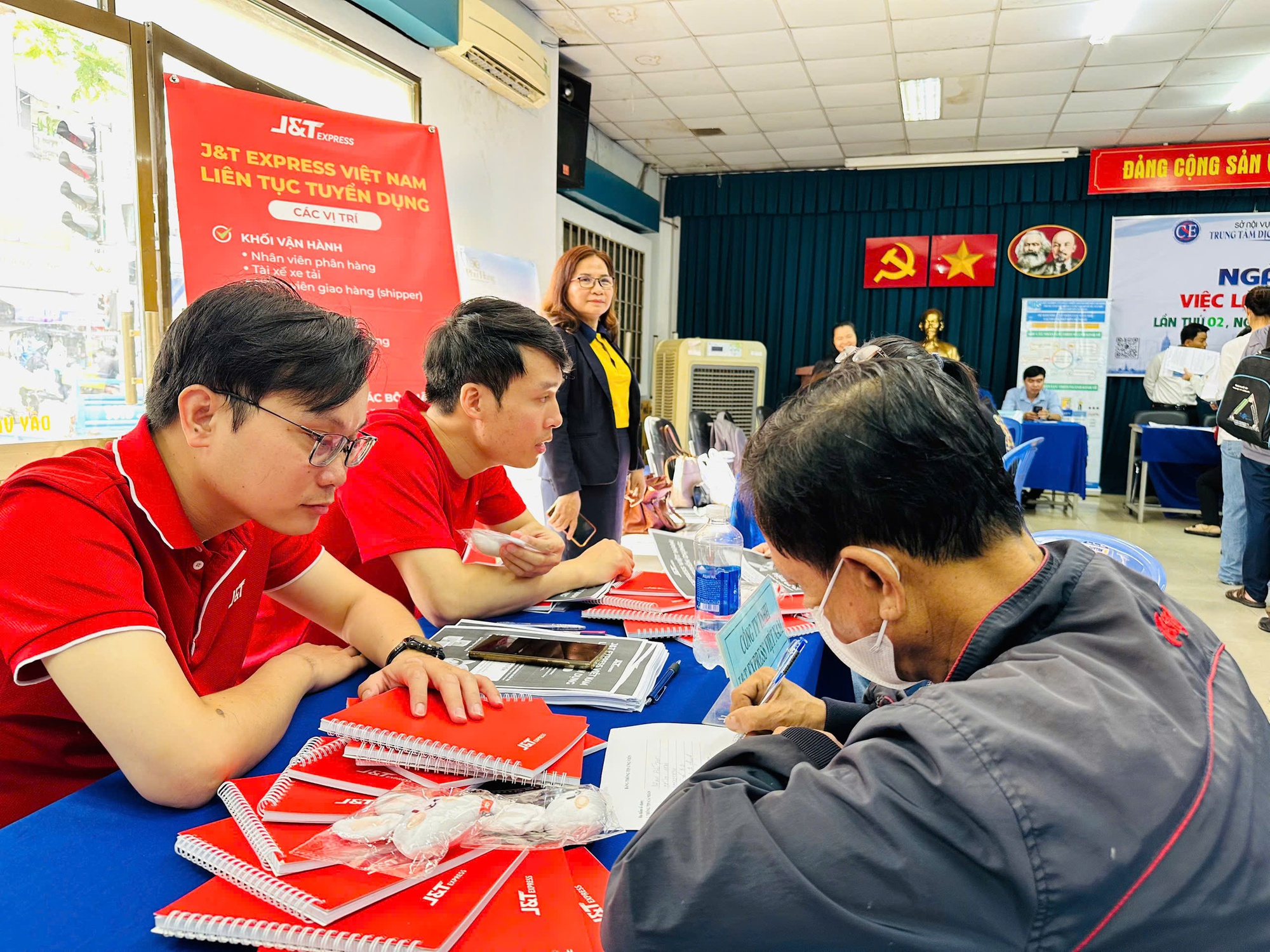 4 ngành doanh nghiệp TP HCM đang “mỏi mắt” tìm người - Ảnh 3.