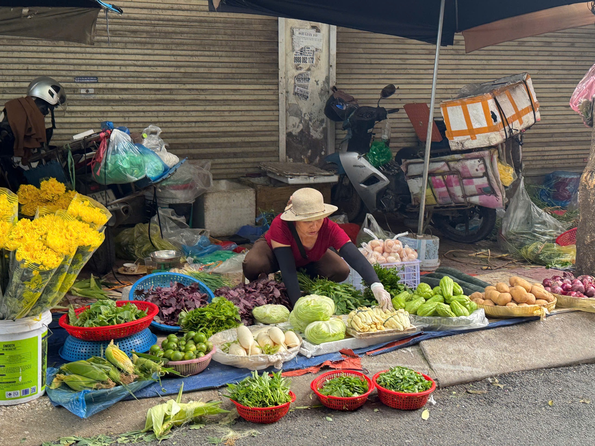 Giá rau xanh tại Hà Nội tăng gấp ba sau mưa bão, người dân đắn đo chi tiêu - Ảnh 8.