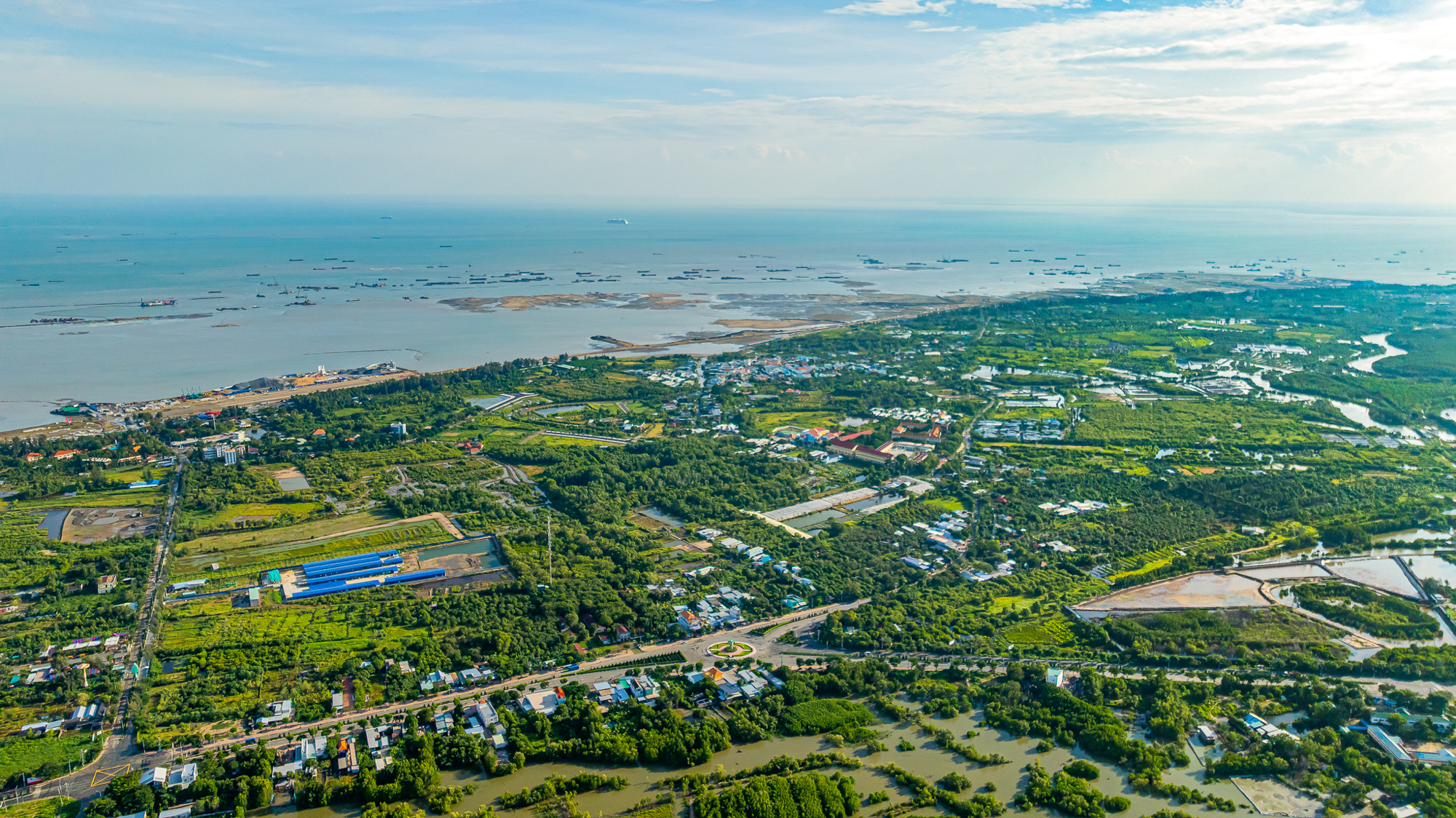 Siêu dự án 10 tỷ USD của Vinhomes tăng tốc xây dựng, nhà đầu tư ồ ạt “săn” đất nền xung quanh, lan rộng cả những khu vực cách dự án hơn 30km- Ảnh 11. Siêu dự án 10 tỷ USD của Vinhomes tăng tốc xây dựng, nhà đầu tư ồ ạt “săn” đất nền xung quanh, lan rộng cả những khu vực cách dự án hơn 30km- Ảnh 11.