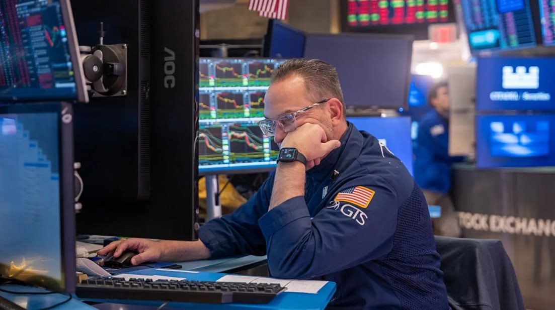 Mỹ áp thêm 100% thuế với hàng hóa Trung Quốc, chứng khoán lao dốc, thị trường tiền số đỏ rực - Ảnh 1.