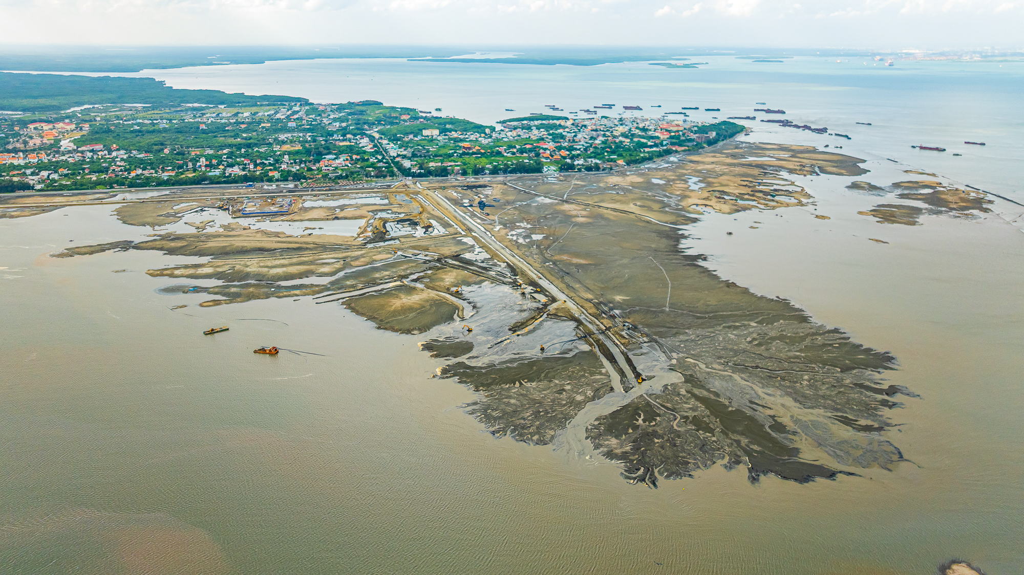 Siêu dự án 10 tỷ USD của Vinhomes tăng tốc xây dựng, nhà đầu tư ồ ạt “săn” đất nền xung quanh, lan rộng cả những khu vực cách dự án hơn 30km- Ảnh 3. Siêu dự án 10 tỷ USD của Vinhomes tăng tốc xây dựng, nhà đầu tư ồ ạt “săn” đất nền xung quanh, lan rộng cả những khu vực cách dự án hơn 30km- Ảnh 3.