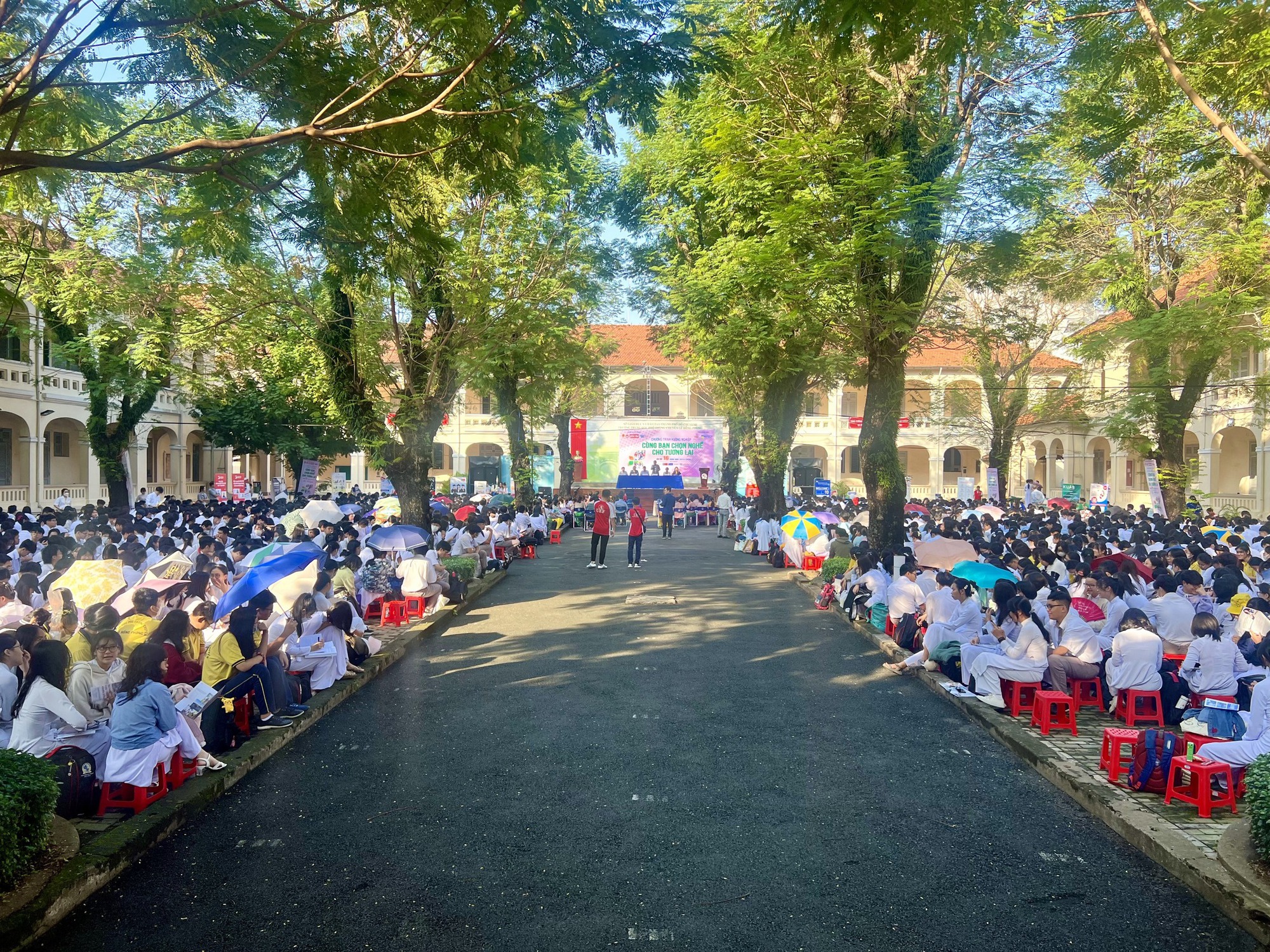 Một trường cấp 3 đình đám ngay trung tâm TP.HCM, chất lượng "đỉnh của chóp": Tiền học 1 tháng chưa tới 500 nghìn đồng! - Ảnh 4.