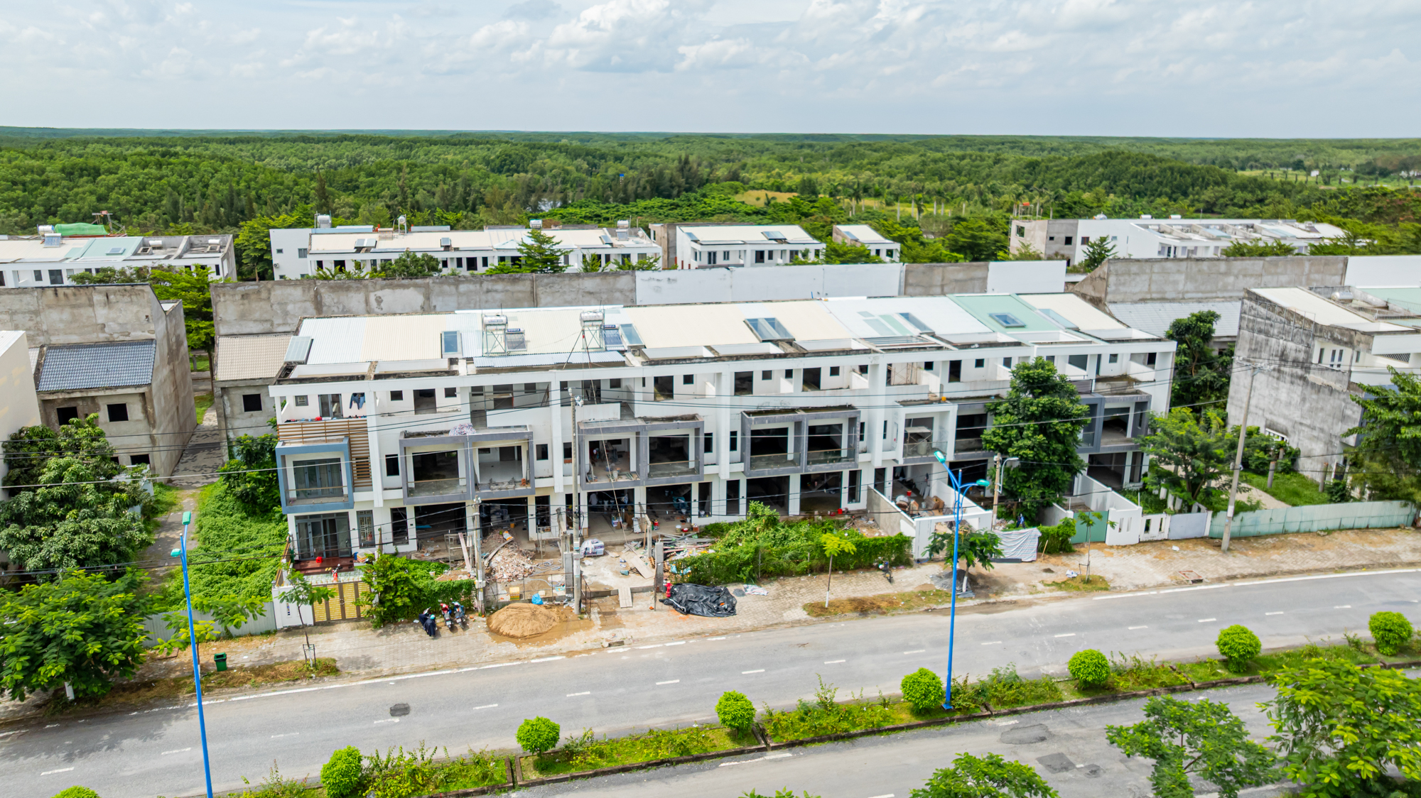 Siêu dự án 10 tỷ USD của Vinhomes tăng tốc xây dựng, nhà đầu tư ồ ạt “săn” đất nền xung quanh, lan rộng cả những khu vực cách dự án hơn 30km- Ảnh 7. Siêu dự án 10 tỷ USD của Vinhomes tăng tốc xây dựng, nhà đầu tư ồ ạt “săn” đất nền xung quanh, lan rộng cả những khu vực cách dự án hơn 30km- Ảnh 7.