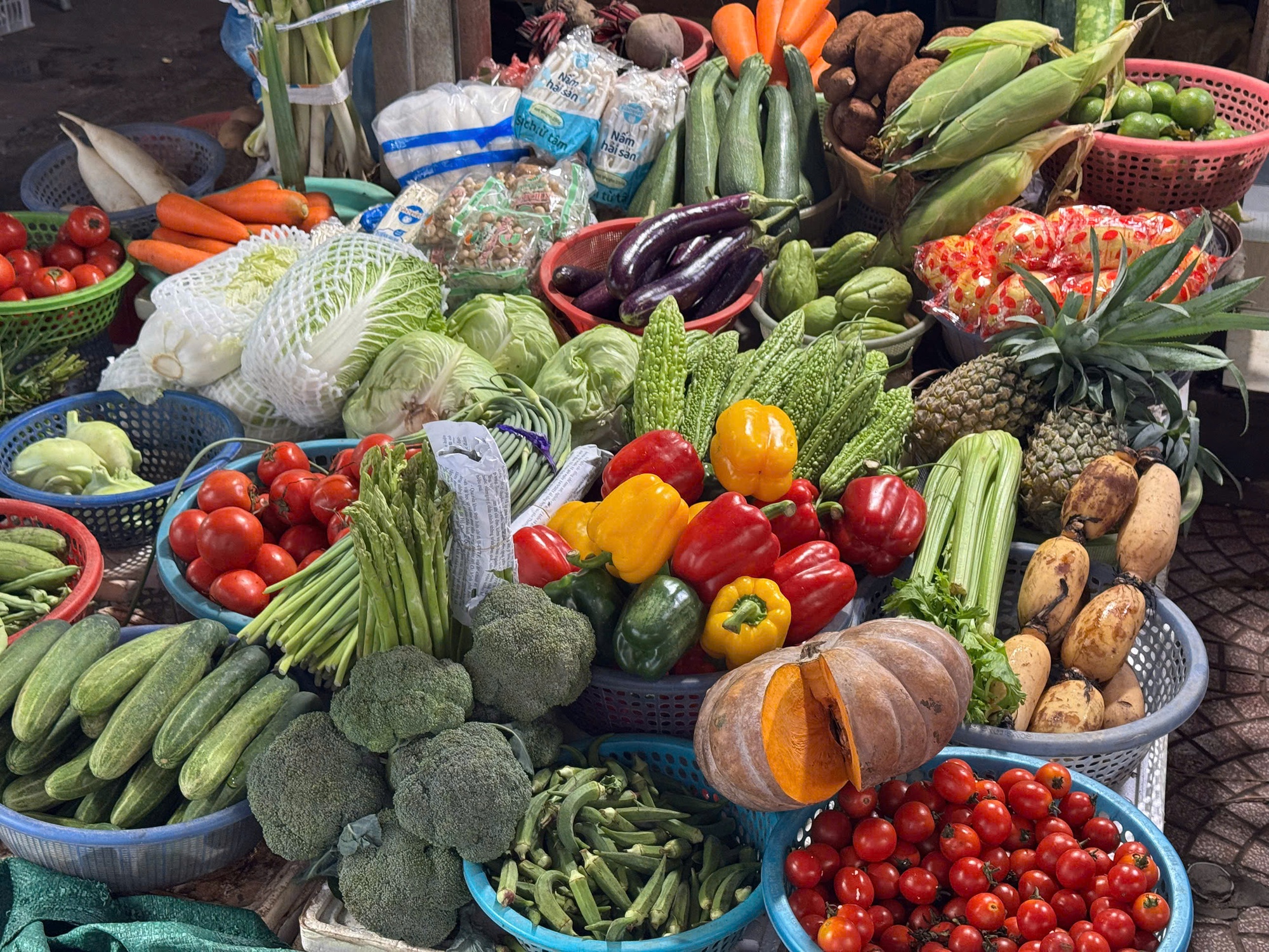 Giá rau xanh tại Hà Nội tăng gấp ba sau mưa bão, người dân đắn đo chi tiêu - Ảnh 3.