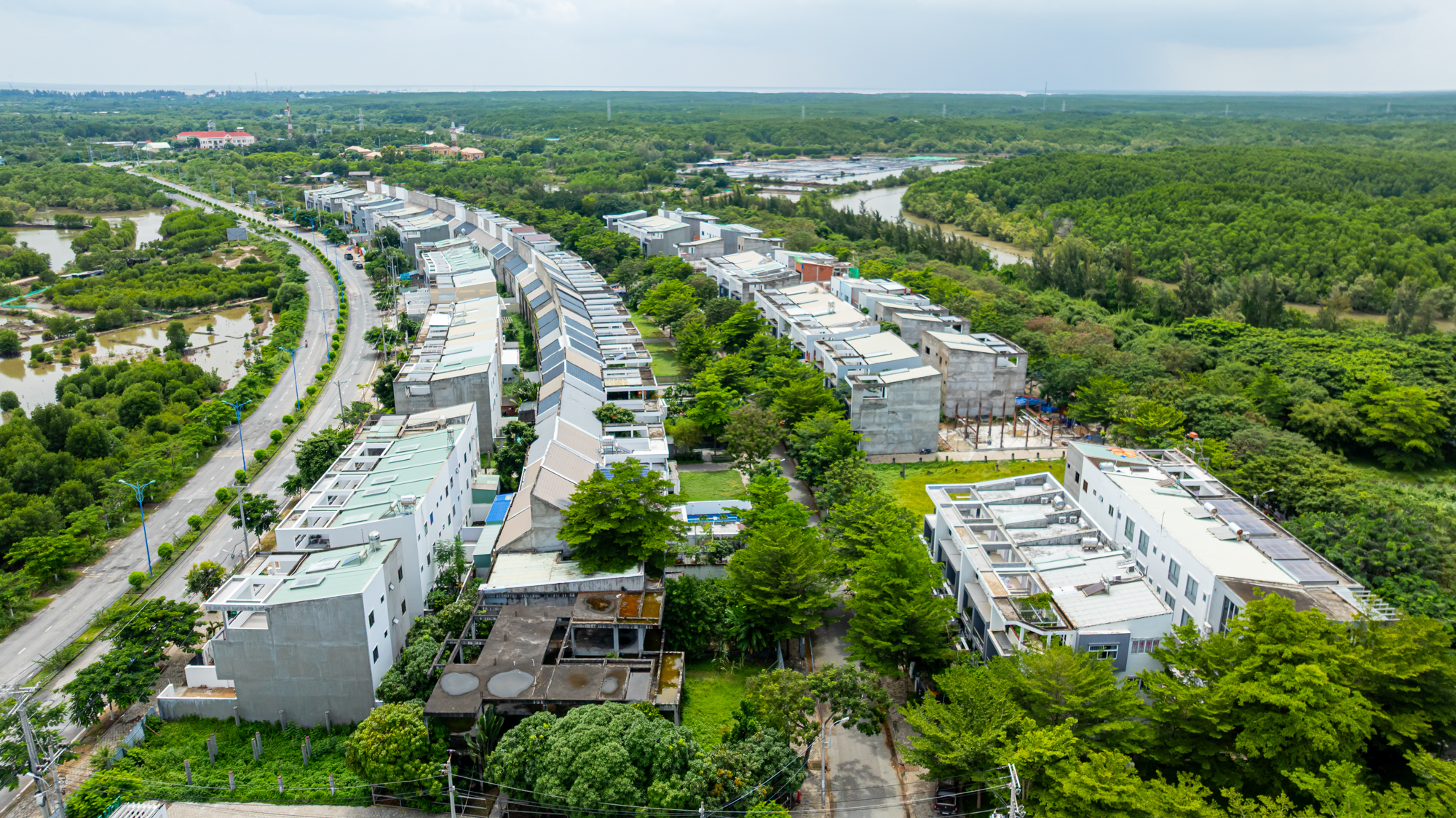 Siêu dự án 10 tỷ USD của Vinhomes tăng tốc xây dựng, nhà đầu tư ồ ạt “săn” đất nền xung quanh, lan rộng cả những khu vực cách dự án hơn 30km- Ảnh 9. Siêu dự án 10 tỷ USD của Vinhomes tăng tốc xây dựng, nhà đầu tư ồ ạt “săn” đất nền xung quanh, lan rộng cả những khu vực cách dự án hơn 30km- Ảnh 9.