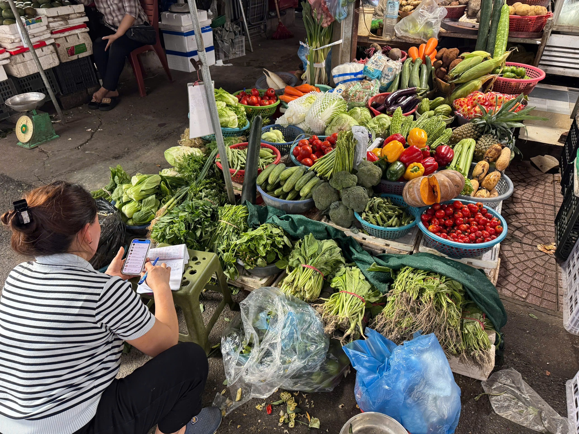 Giá rau xanh tại Hà Nội tăng gấp ba sau mưa bão, người dân đắn đo chi tiêu - Ảnh 9.