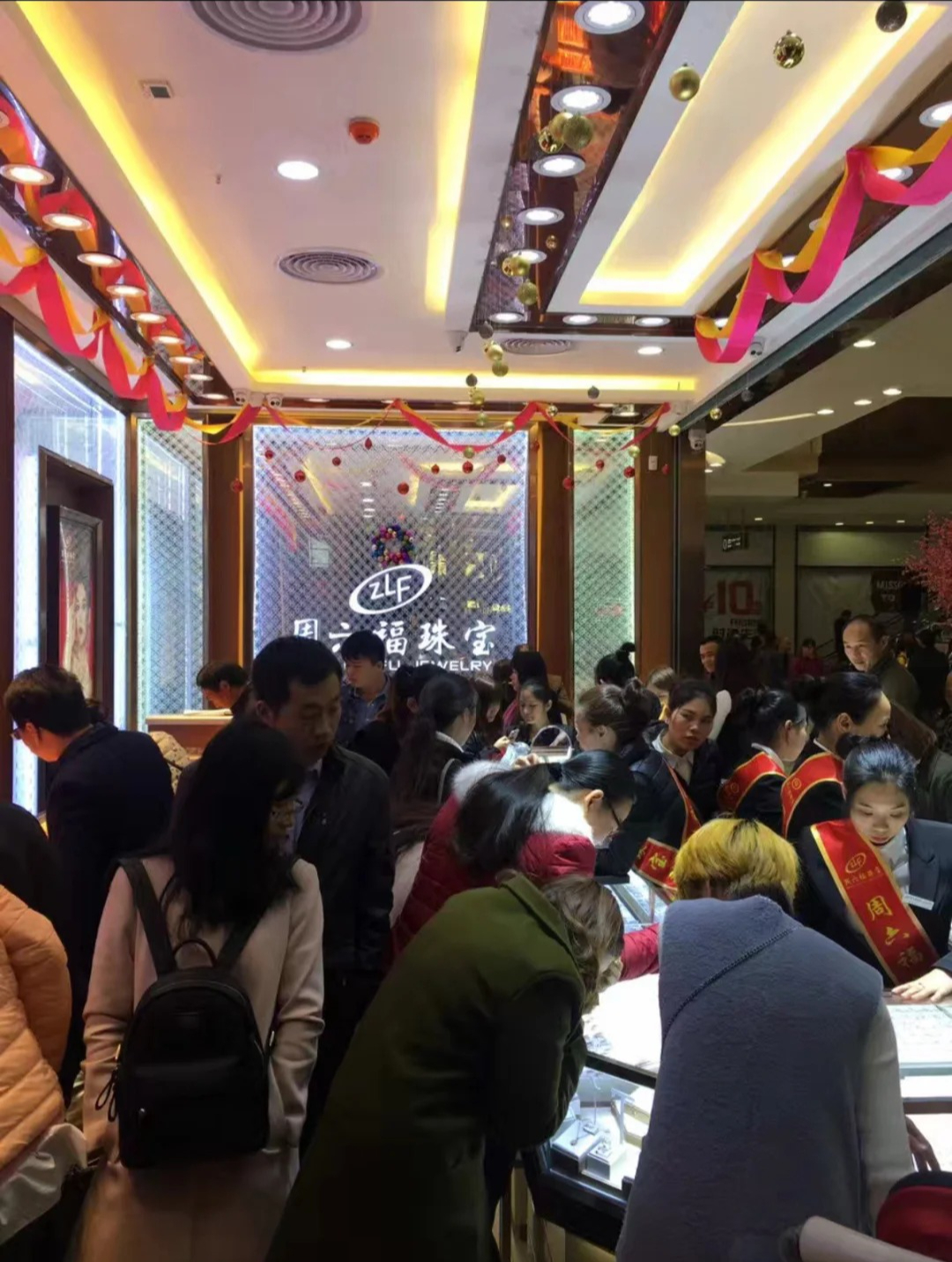 Bà mẹ 8x mở 6 tiệm vàng, làm chuỗi cung ứng: Phụ nữ muốn tuổi già an yên phải biết kiếm tiền và tích lũy- Ảnh 2. Bà mẹ 8x mở 6 tiệm vàng, làm chuỗi cung ứng: Phụ nữ muốn tuổi già an yên phải biết kiếm tiền và tích lũy- Ảnh 2.