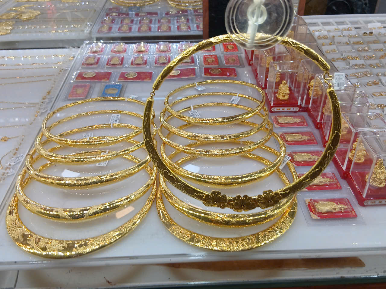 Ngân hàng thương mại nói gì về nhập khẩu và sản xuất vàng? - Ảnh 1.