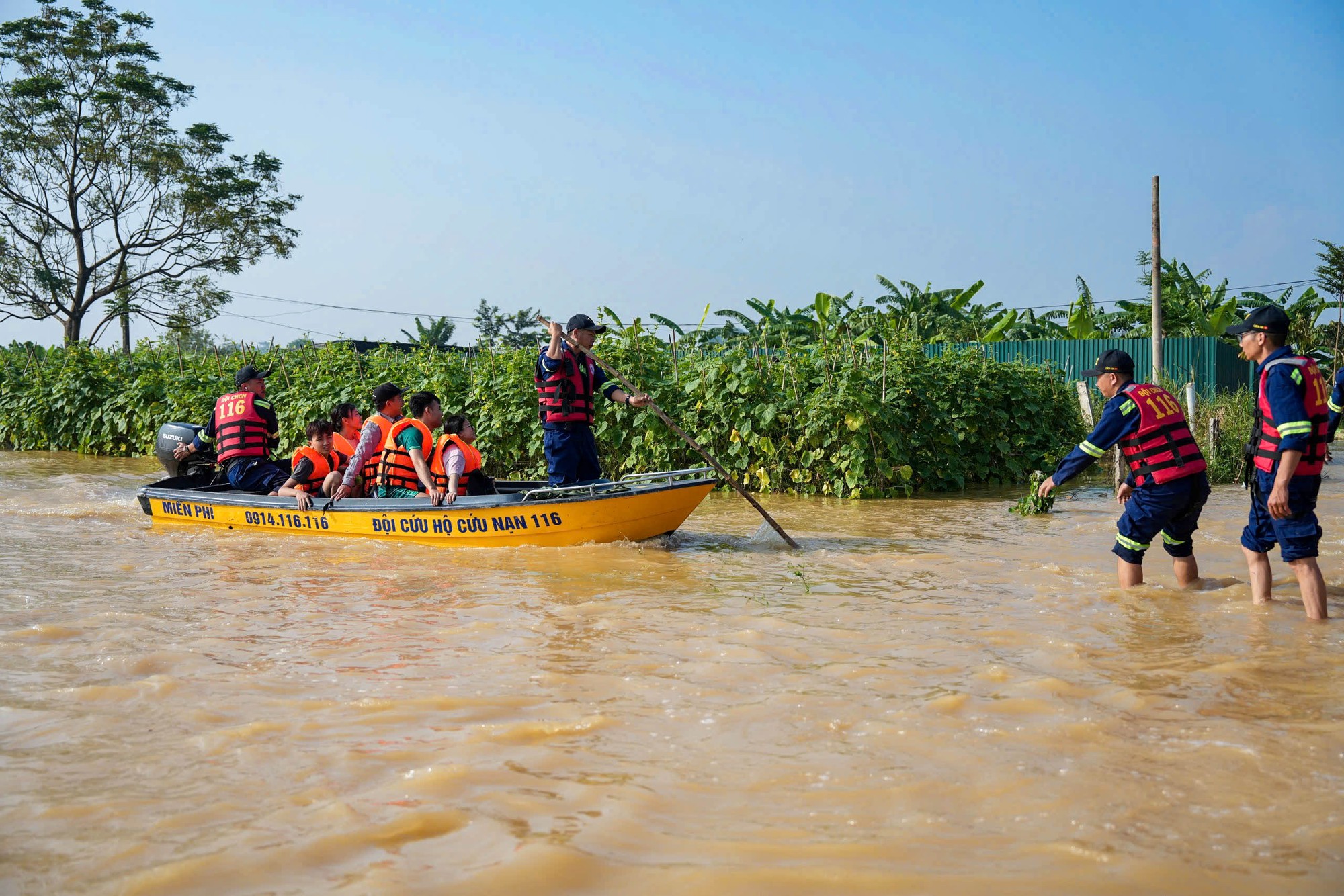 Bảo hiểm ước bồi thường hơn 1.670 tỷ cho khách hàng bị thiệt hại do bão số 10 và 11 - Ảnh 1.