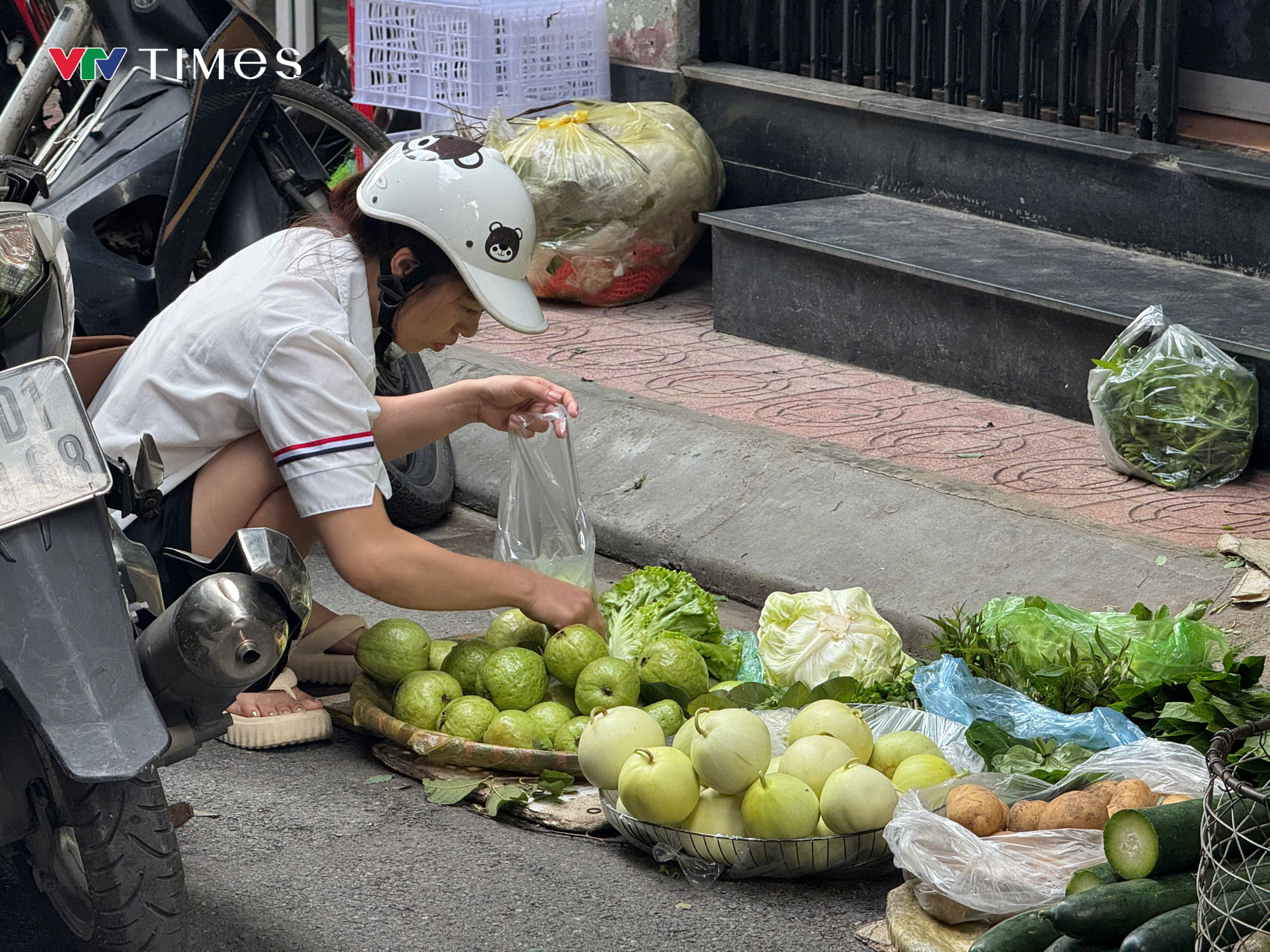 Giá rau xanh tại Hà Nội tăng gấp ba sau mưa bão, người dân đắn đo chi tiêu - Ảnh 5.
