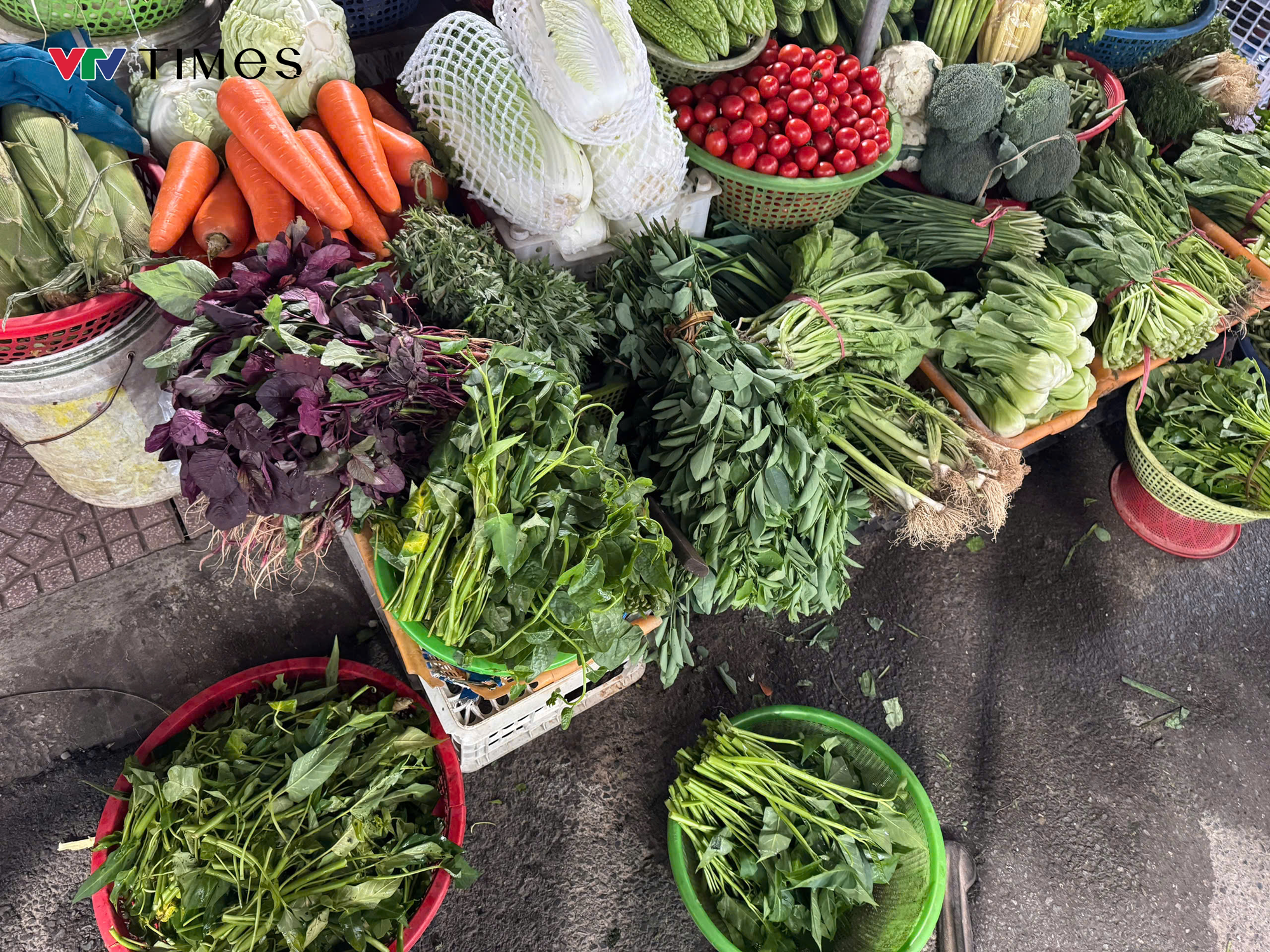 Giá rau xanh tại Hà Nội tăng gấp ba sau mưa bão, người dân đắn đo chi tiêu - Ảnh 4.