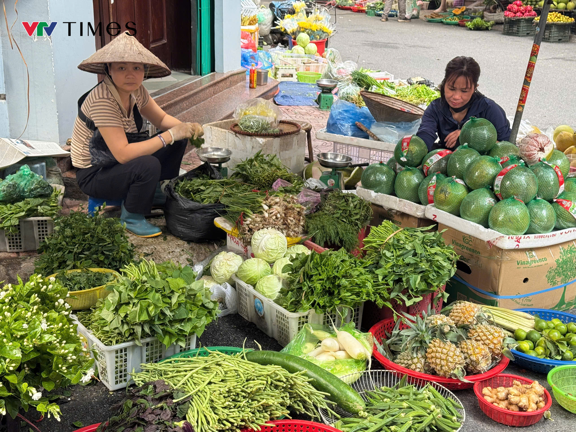 Giá rau xanh tại Hà Nội tăng gấp ba sau mưa bão, người dân đắn đo chi tiêu - Ảnh 1.