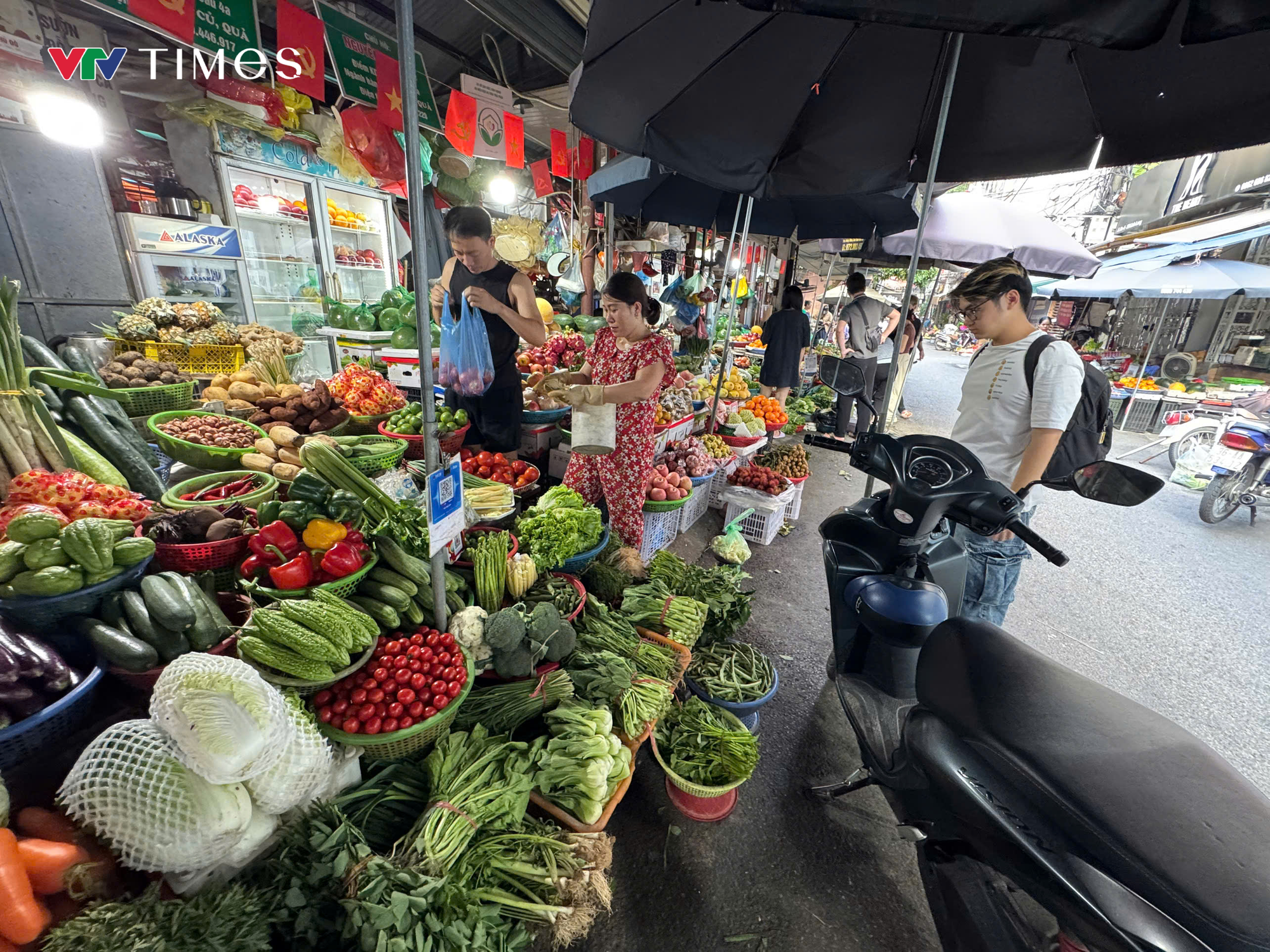Giá rau xanh tại Hà Nội tăng gấp ba sau mưa bão, người dân đắn đo chi tiêu - Ảnh 6.