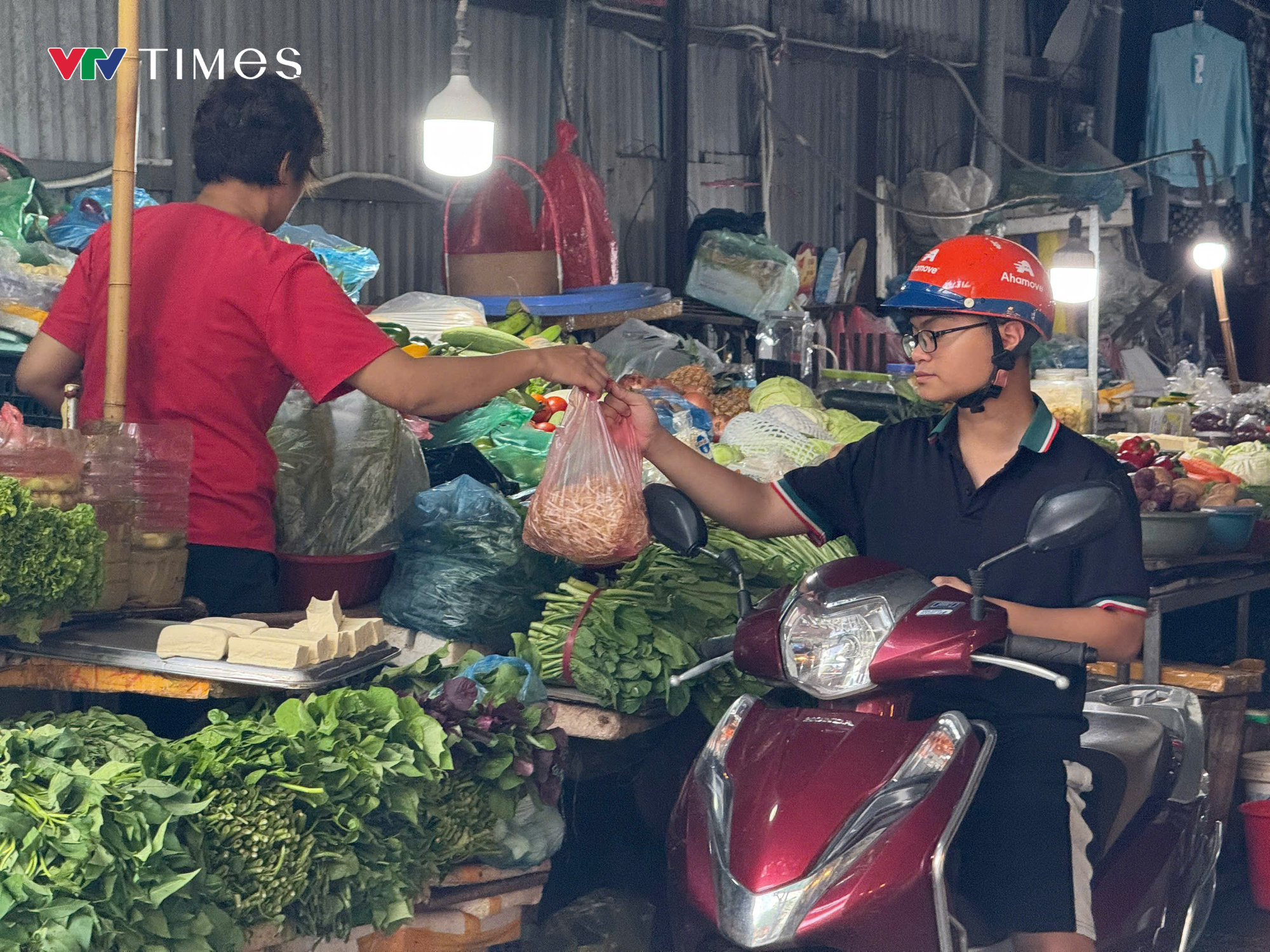 Giá rau xanh tại Hà Nội tăng gấp ba sau mưa bão, người dân đắn đo chi tiêu - Ảnh 7.