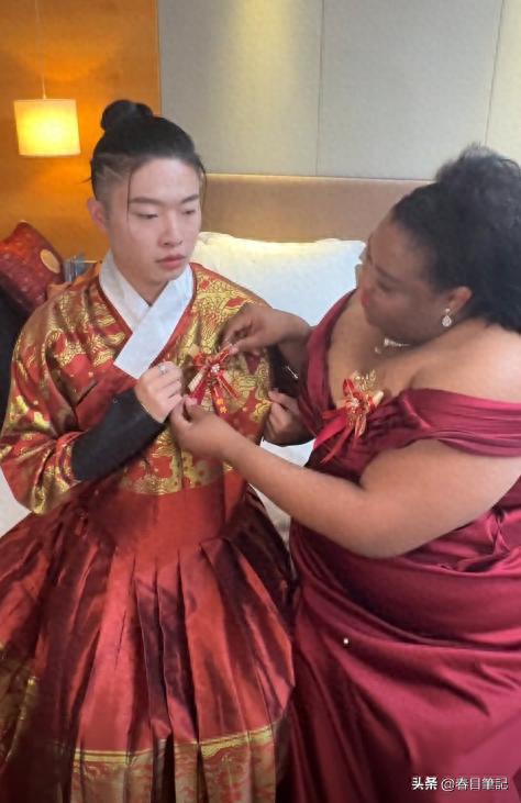 Nữ đại gia 47 tuổi mang 3,7 tỷ đồng, 1 chiếc ô tô và 1 căn nhà để cưới chàng trai 27 tuổi, phản ứng của bố mẹ chú rể gây bất ngờ- Ảnh 1. Nữ đại gia 47 tuổi mang 3,7 tỷ đồng, 1 chiếc ô tô và 1 căn nhà để cưới chàng trai 27 tuổi, phản ứng của bố mẹ chú rể gây bất ngờ- Ảnh 1.