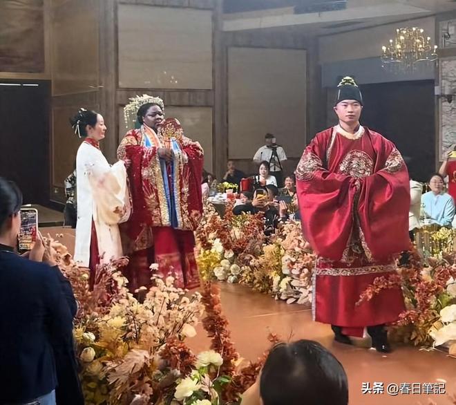 Nữ đại gia 47 tuổi mang 3,7 tỷ đồng, 1 chiếc ô tô và 1 căn nhà để cưới chàng trai 27 tuổi, phản ứng của bố mẹ chú rể gây bất ngờ- Ảnh 4. Nữ đại gia 47 tuổi mang 3,7 tỷ đồng, 1 chiếc ô tô và 1 căn nhà để cưới chàng trai 27 tuổi, phản ứng của bố mẹ chú rể gây bất ngờ- Ảnh 4.