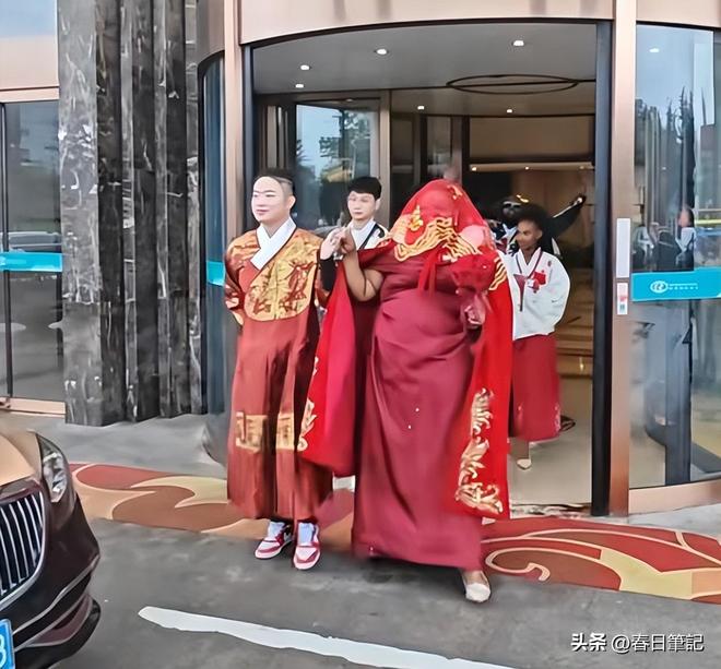 Nữ đại gia 47 tuổi mang 3,7 tỷ đồng, 1 chiếc ô tô và 1 căn nhà để cưới chàng trai 27 tuổi, phản ứng của bố mẹ chú rể gây bất ngờ- Ảnh 3. Nữ đại gia 47 tuổi mang 3,7 tỷ đồng, 1 chiếc ô tô và 1 căn nhà để cưới chàng trai 27 tuổi, phản ứng của bố mẹ chú rể gây bất ngờ- Ảnh 3.