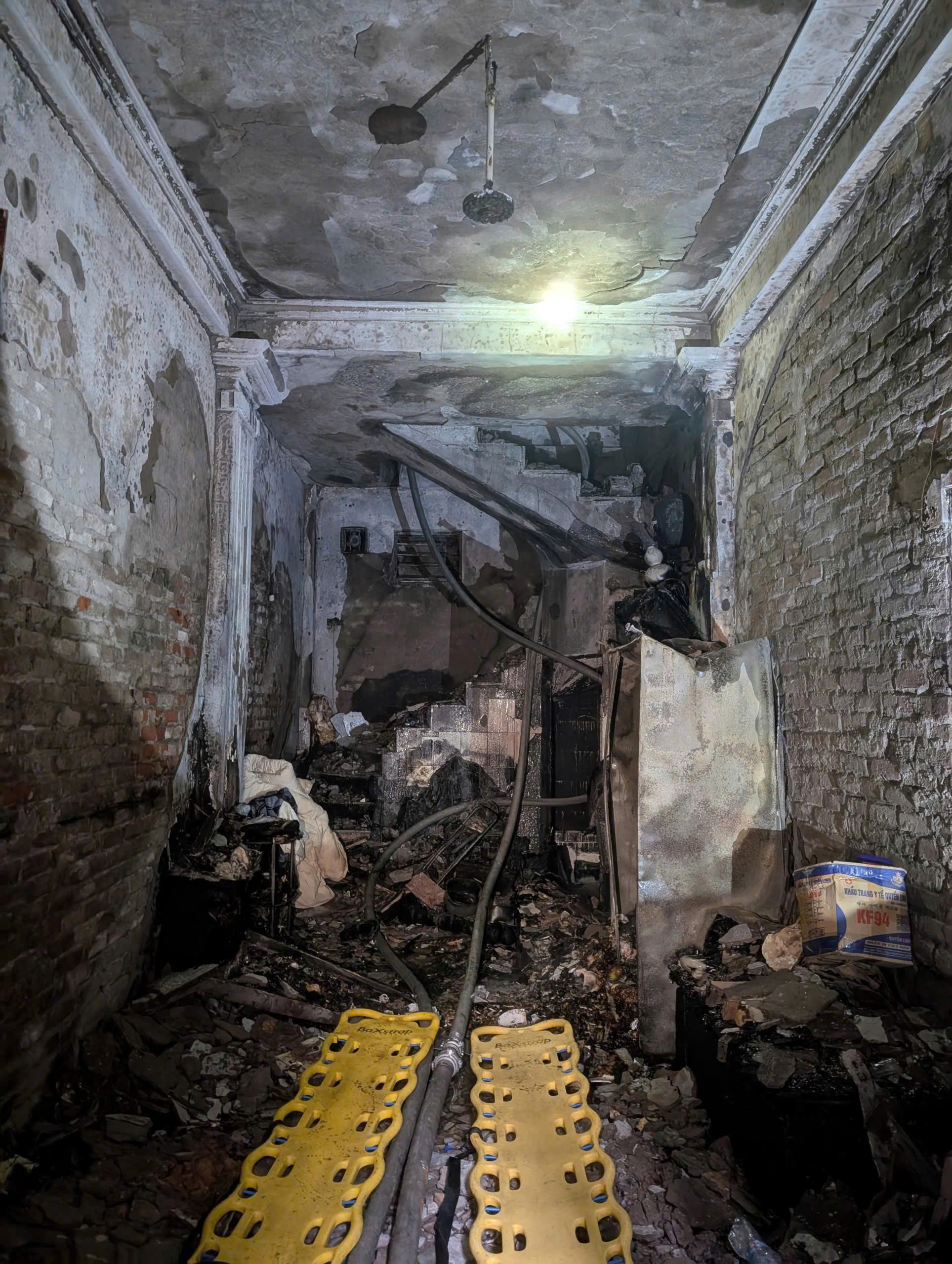 Chủ tịch UBND TP Hà Nội chỉ đạo khẩn trương khắc phục hậu quả vụ cháy khiến 5 người tử vong tại phố Kim Hoa - Ảnh 2.