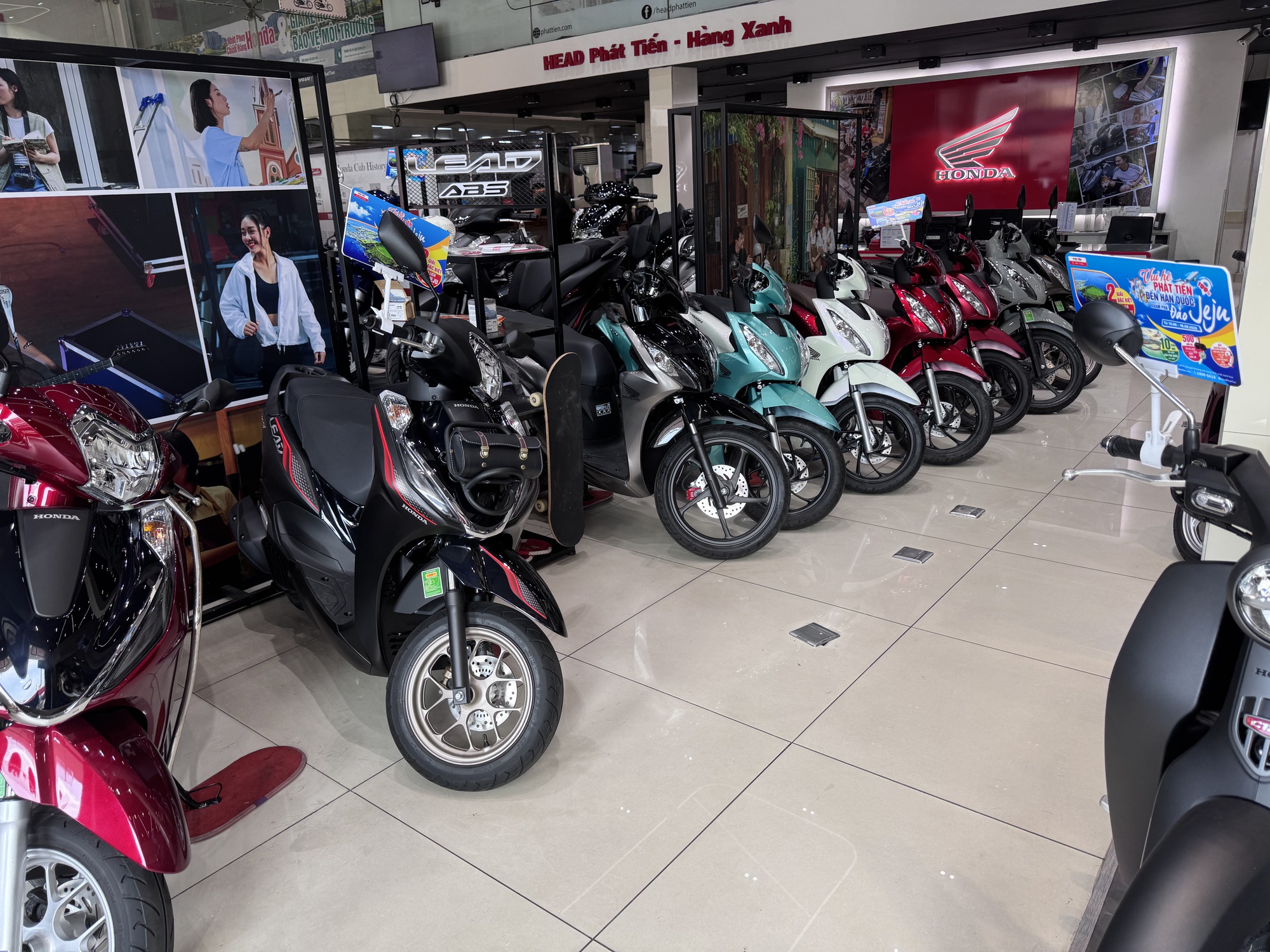 Doanh số xe xăng sụt giảm Đáng báo động tại Việt Nam trong qúy III / 2025 - Ảnh 1. Doanh số xe xăng sụt giảm Đáng báo động tại Việt Nam trong qúy III / 2025 - Ảnh 1.