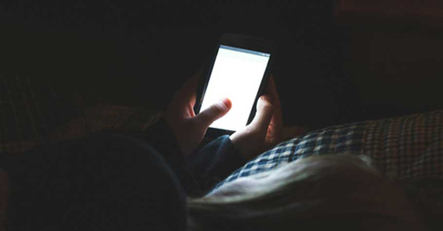 Trẻ ngủ rồi, bố mẹ nằm cạnh chơi điện thoại có ảnh hưởng không? Sự thật là...- Ảnh 2.