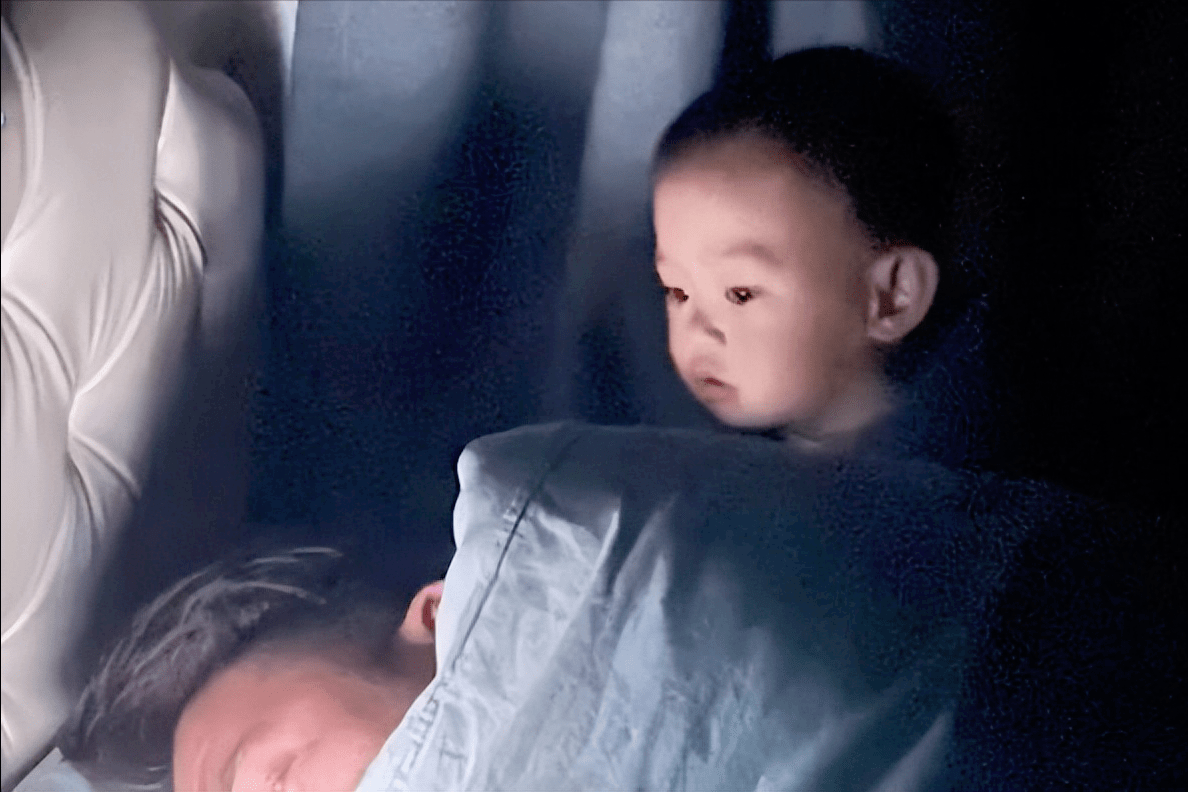 Trẻ ngủ rồi, bố mẹ nằm cạnh chơi điện thoại có ảnh hưởng không? Sự thật là...- Ảnh 1.