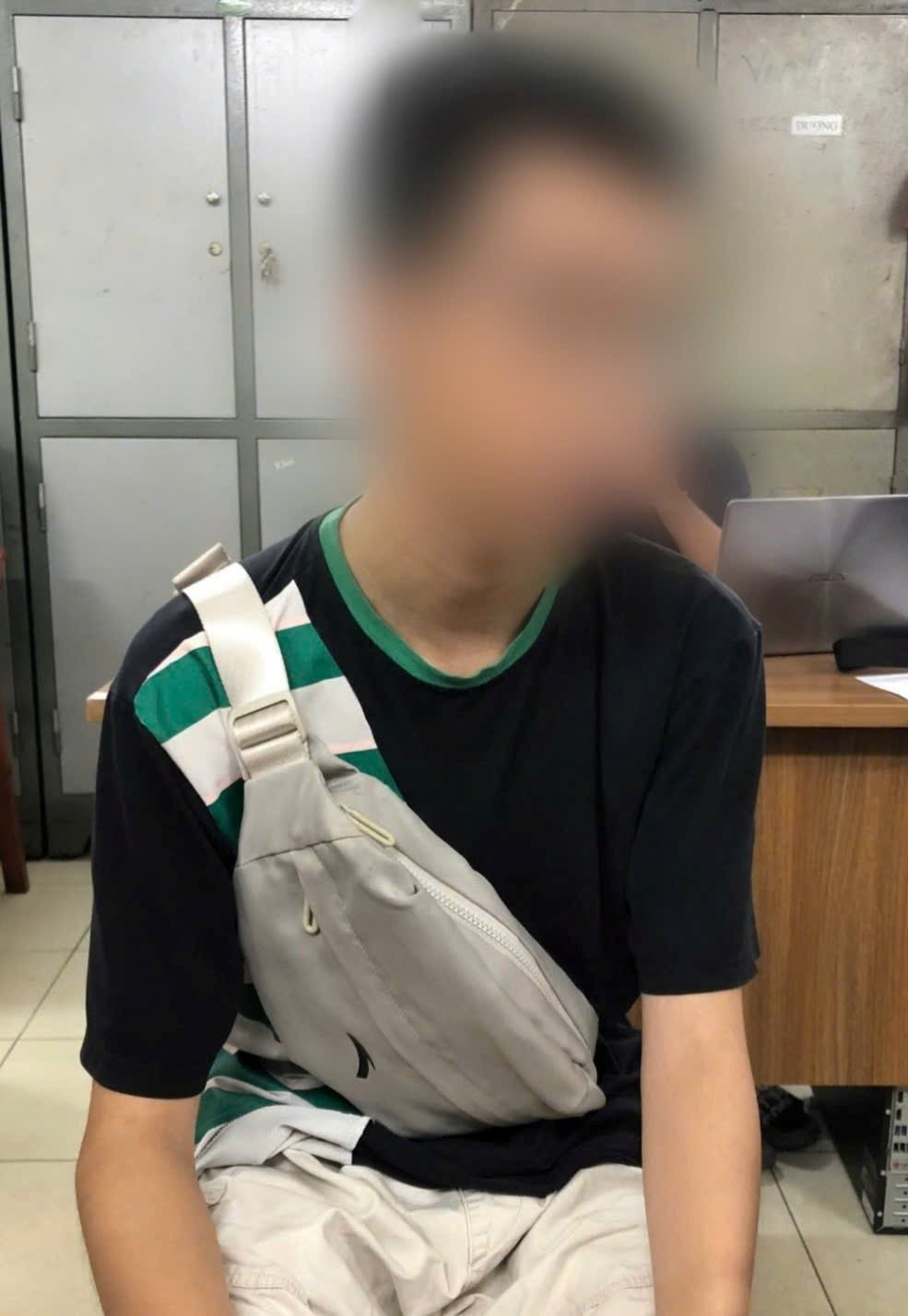 Chỉ vì một tin nhắn chuyển khoản 680 triệu đồng, nam sinh 2007 ở Hà Nội bị công an đưa đi- Ảnh 1.