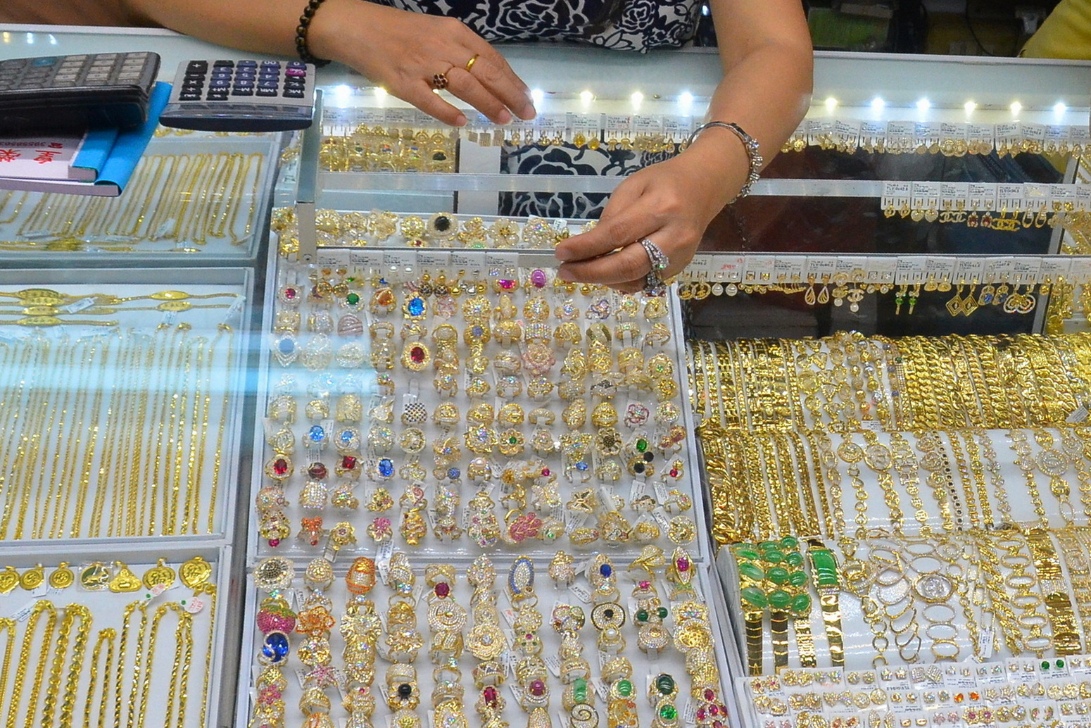 Giá vàng hôm nay 12-10: Xuất hiện dự báo mới - Ảnh 1.