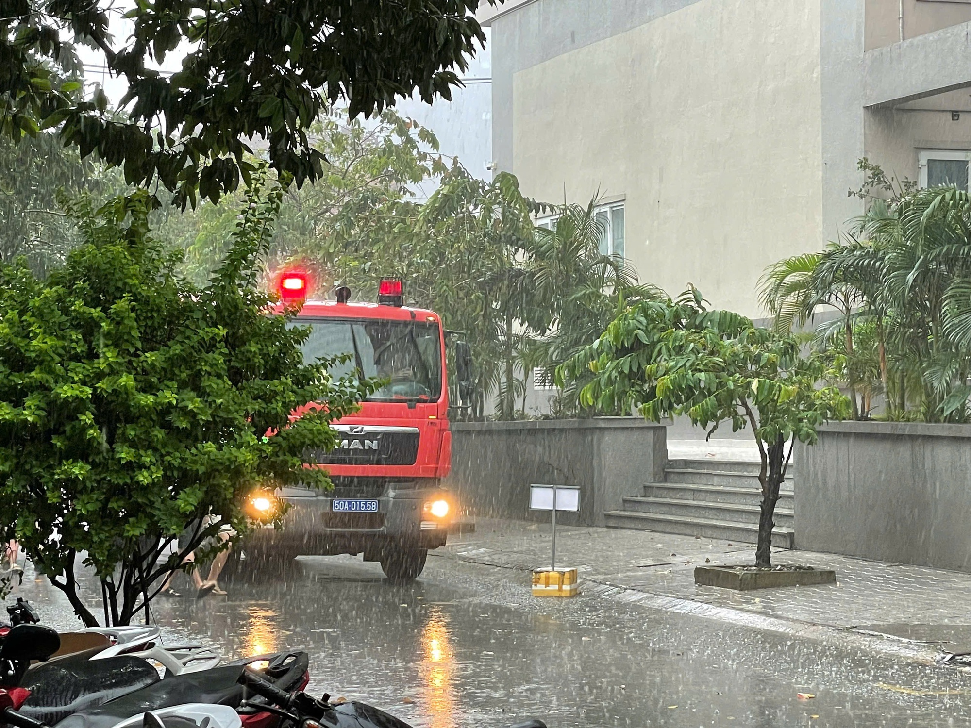 Cháy chung cư Tam Phú ở TP HCM trong Lúc trời mưa , không có thương vong - Ảnh 2.