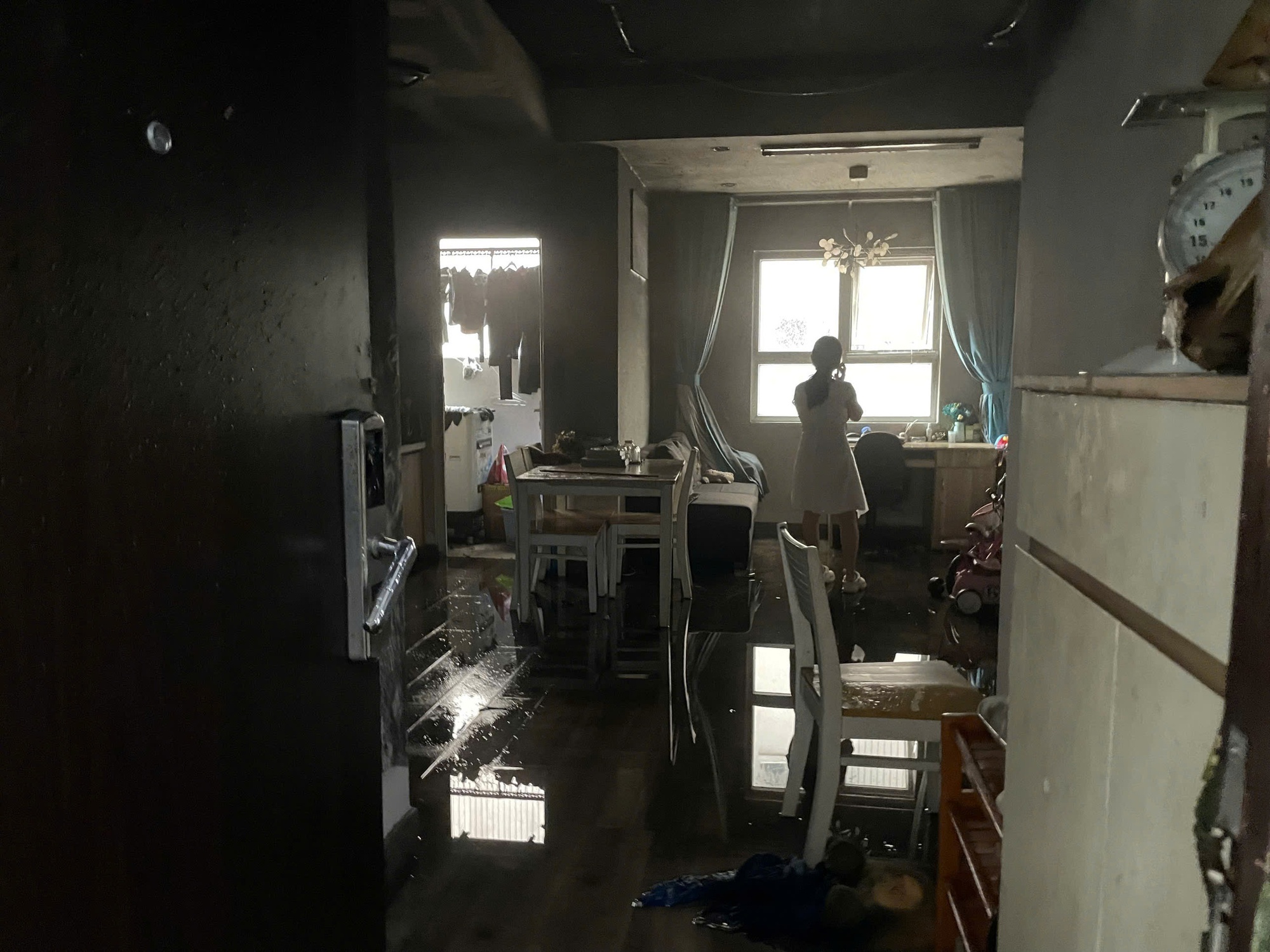 Cháy tầng 15 chung cư ở TP HCM lúc trời đang mưa - Ảnh 1.