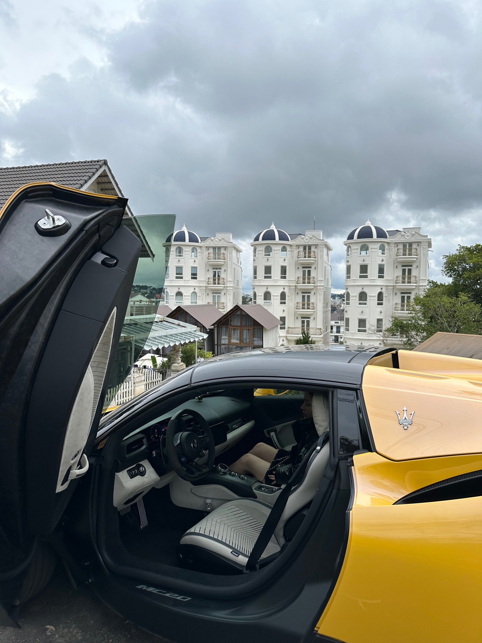 Cách Ngân 98 "rải tiền" - Ảnh 9. Cách Ngân 98 "rải tiền" - Ảnh 9.