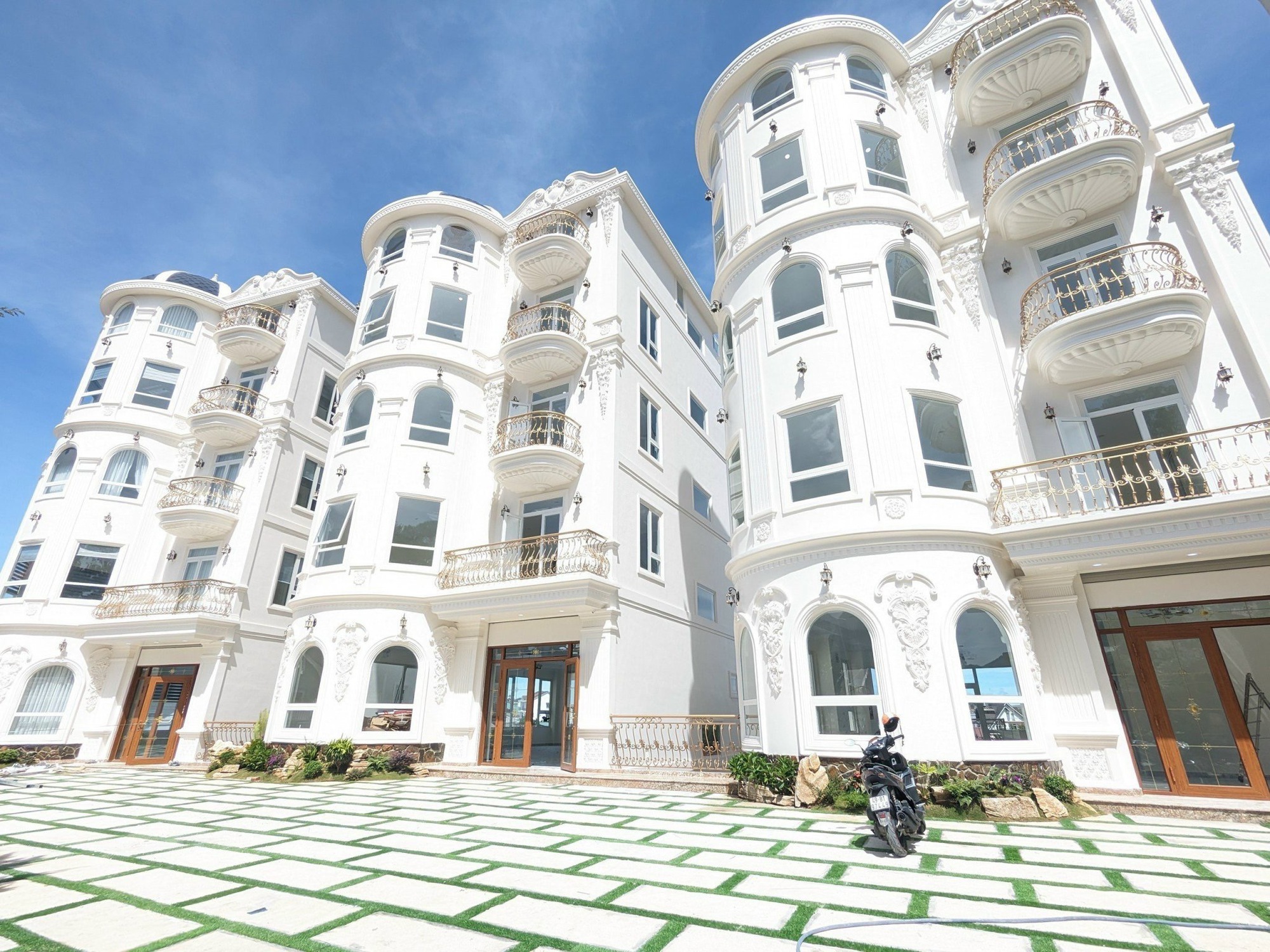 Cách Ngân 98 "rải tiền" - Ảnh 8. Cách Ngân 98 "rải tiền" - Ảnh 8.