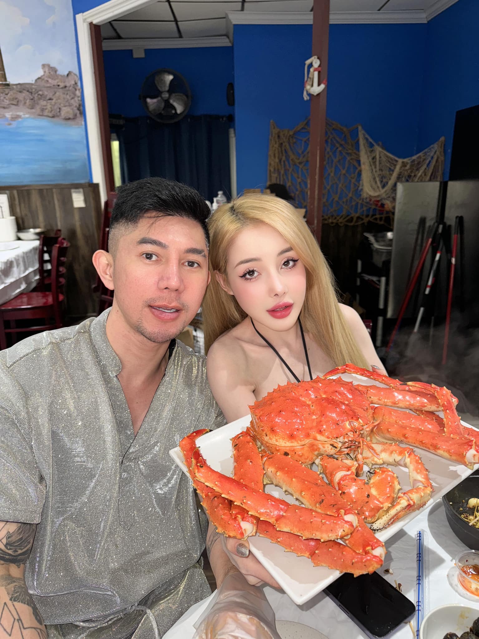 Cách Ngân 98 "rải tiền" - Ảnh 12. Cách Ngân 98 "rải tiền" - Ảnh 12.