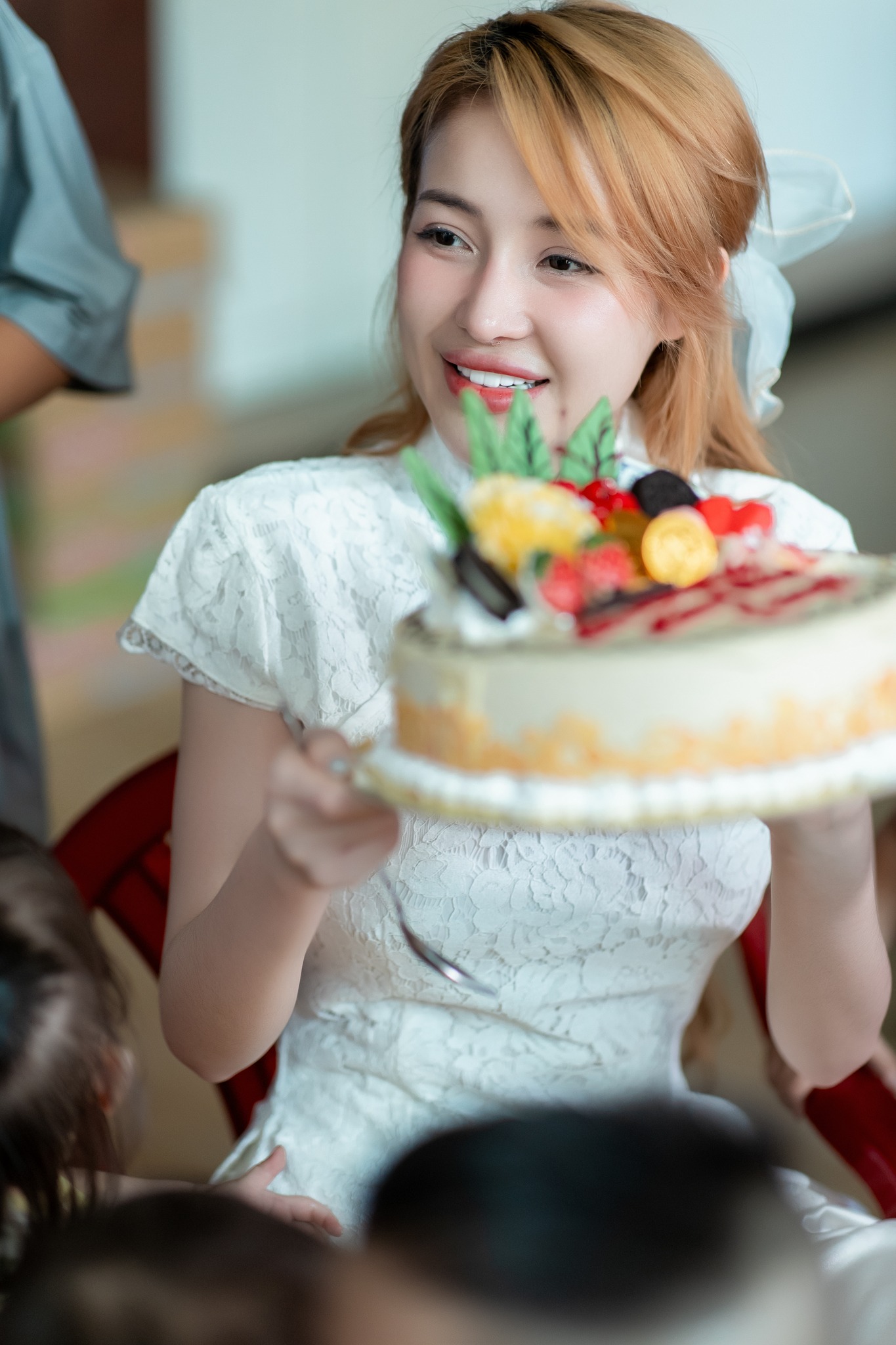 Cách Ngân 98 "rải tiền" - Ảnh 4. Cách Ngân 98 "rải tiền" - Ảnh 4.