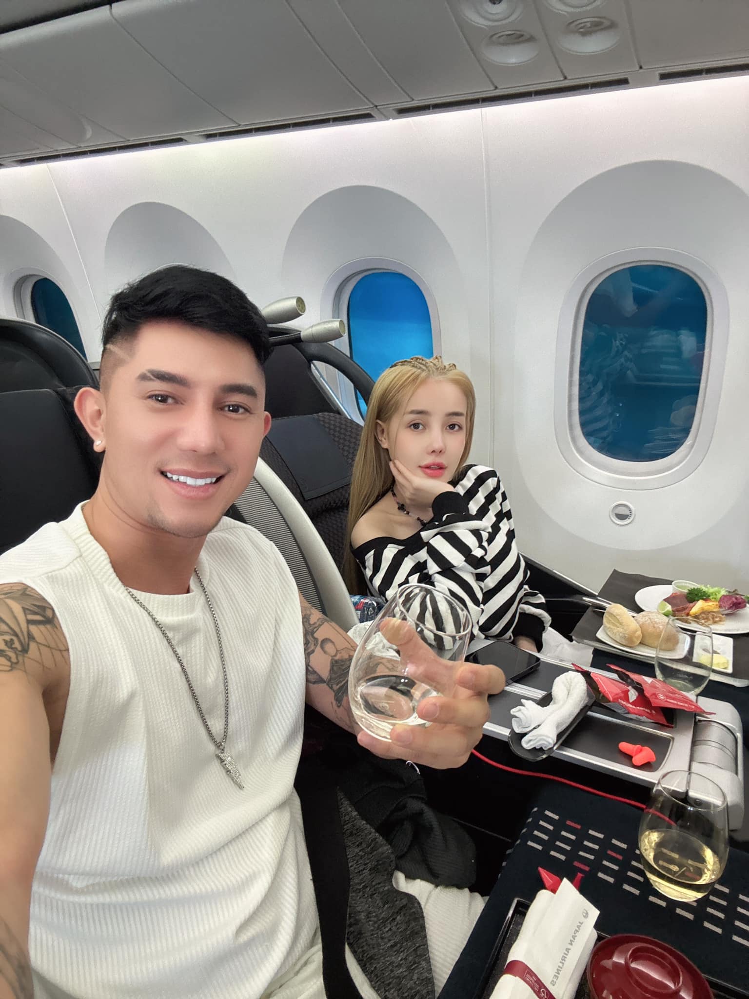 Cách Ngân 98 "rải tiền" - Ảnh 13. Cách Ngân 98 "rải tiền" - Ảnh 13.