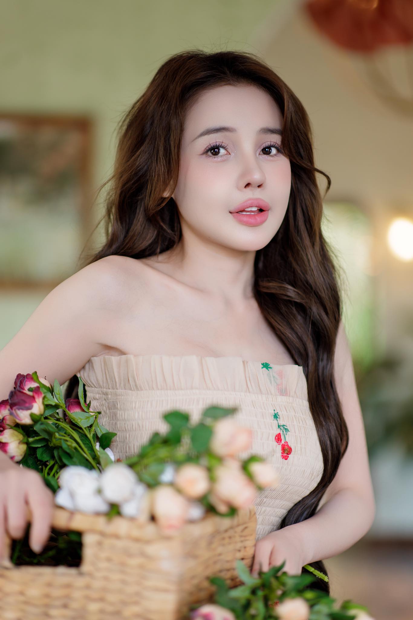 Cách Ngân 98 "rải tiền" - Ảnh 1. Cách Ngân 98 "rải tiền" - Ảnh 1.