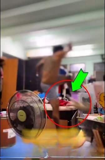 Người đàn ông bất ngờ bị công ty sa thải, xem đoạn clip từ camera nhiều netizen hoàn toàn đồng tình - Ảnh 2. Người đàn ông bất ngờ bị công ty sa thải, xem đoạn clip từ camera nhiều netizen hoàn toàn đồng tình - Ảnh 2.