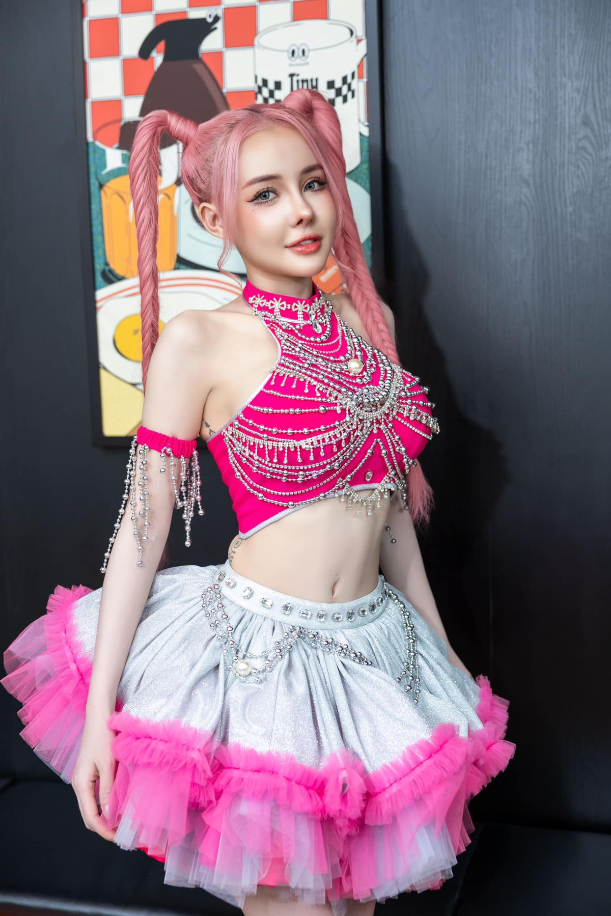 Cách Ngân 98 "rải tiền" - Ảnh 2. Cách Ngân 98 "rải tiền" - Ảnh 2.