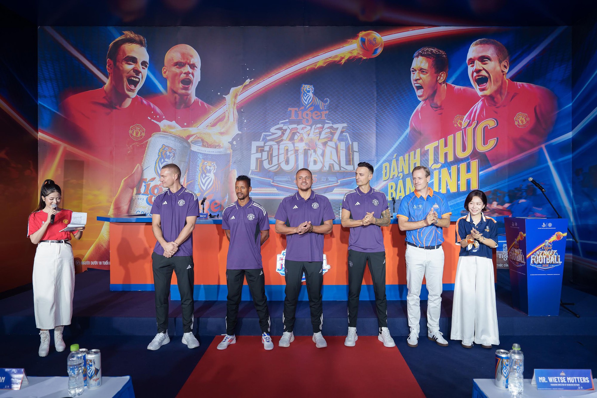 4 huyền thoại Manchester United tái ngộ tại Việt Nam, dẫn dắt các đội bóng đường phố tranh tài- Ảnh 1.