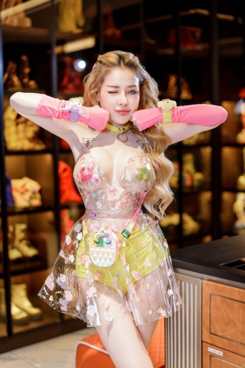 Cách Ngân 98 "rải tiền" - Ảnh 3. Cách Ngân 98 "rải tiền" - Ảnh 3.