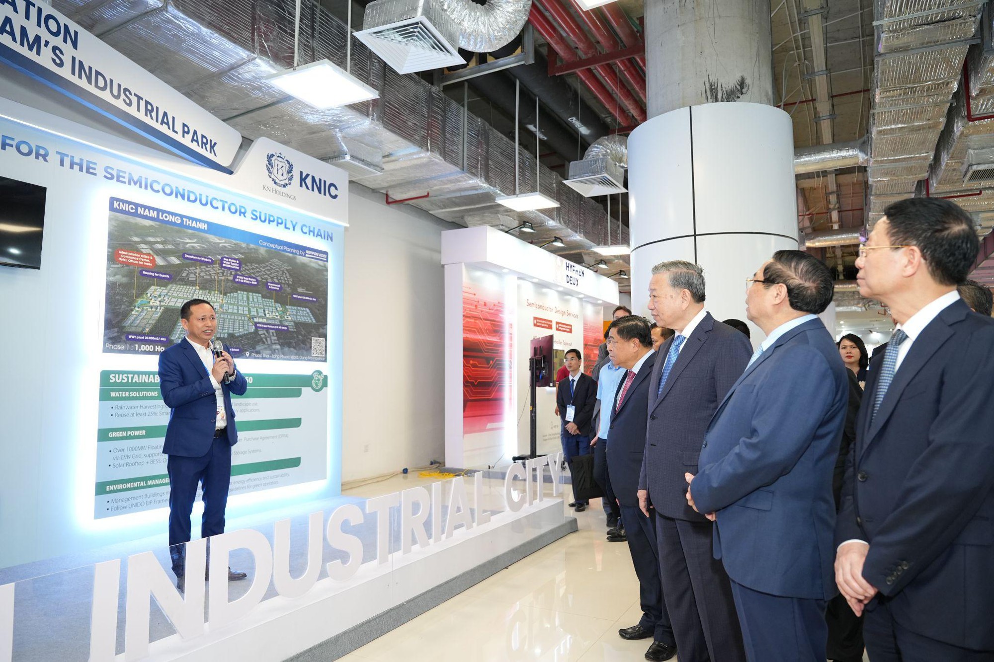 KN Holdings tạo dấu ấn tại Triển lãm quốc tế Đổi mới sáng tạo Việt Nam 2025 - Ảnh 1. KN Holdings tạo dấu ấn tại Triển lãm quốc tế Đổi mới sáng tạo Việt Nam 2025 - Ảnh 1.