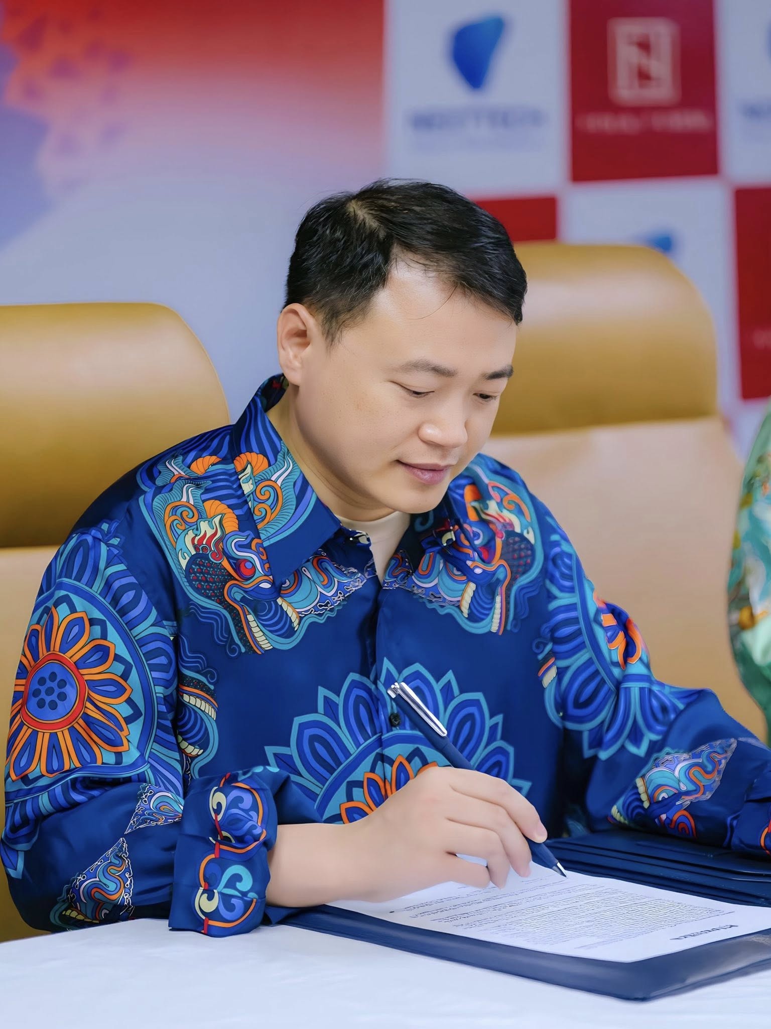 Toàn bộ sự nghiệp và khối tài sản khổng lồ của Shark Nguyễn Hòa Bình trước khi bị bắt- Ảnh 4. Toàn bộ sự nghiệp và khối tài sản khổng lồ của Shark Nguyễn Hòa Bình trước khi bị bắt- Ảnh 4.