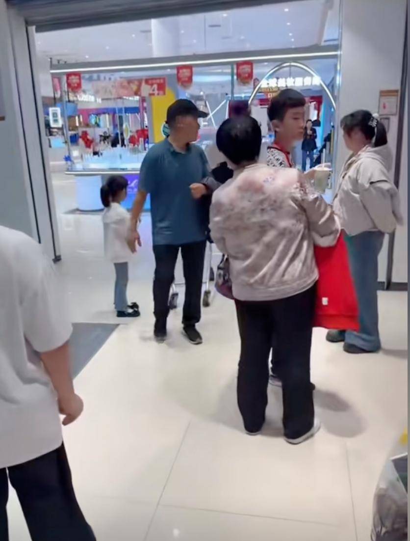 Cảnh tượng trong cửa hàng bán Iphone khiến hàng ngàn cha mẹ rơi lệ! Cảnh tượng trong cửa hàng bán Iphone khiến hàng ngàn cha mẹ rơi lệ!