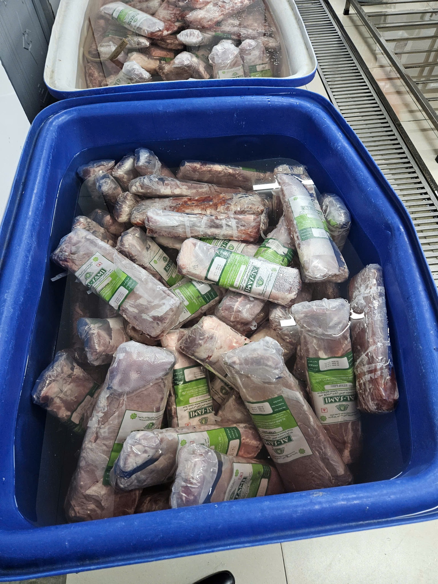 Hà Nội: Phát hiện "công nghệ" bơm tinh chất biến thịt trâu Ấn Độ thành 14 tấn bò WAGYU - Ảnh 2. Hà Nội: Phát hiện "công nghệ" bơm tinh chất biến thịt trâu Ấn Độ thành 14 tấn bò WAGYU - Ảnh 2.