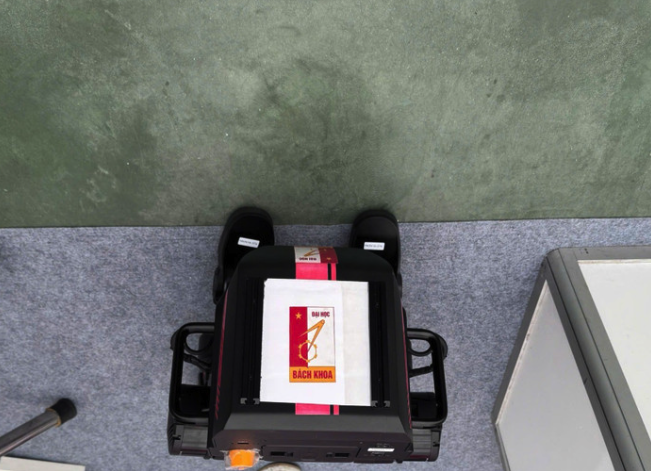 ĐH Bách Khoa Hà Nội dán logo đè lên Robot Trung Quốc - Ảnh 1.