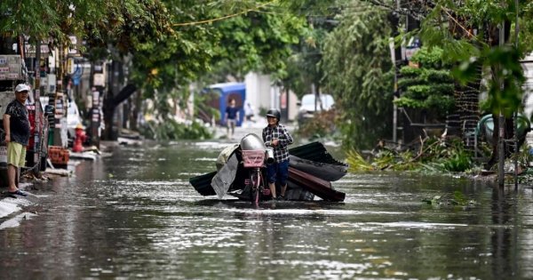 Cảnh tượng mưa ngập ở Thượng Hải khiến nhiều người giật mình, nhận xét: "Thật sự không tin nổi" - Ảnh 5. Cảnh tượng mưa ngập ở Thượng Hải khiến nhiều người giật mình, nhận xét: "Thật sự không tin nổi" - Ảnh 5.