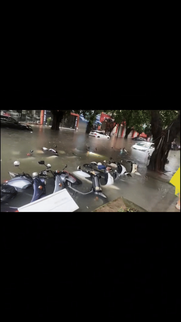 Cảnh tượng mưa ngập ở Thượng Hải khiến nhiều người giật mình, nhận xét: "Thật sự không tin nổi" - Ảnh 1. Cảnh tượng mưa ngập ở Thượng Hải khiến nhiều người giật mình, nhận xét: "Thật sự không tin nổi" - Ảnh 1.